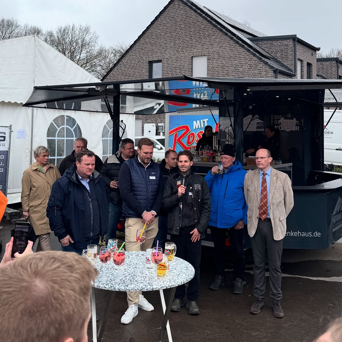 Wow! Wir sagen DANKE! 🙏🏻🤩 Trotz Regen waren so viele von euch heute beim Tag der offenen Baustelle! 🏗️ Es hat viel Spaß gemacht sich mit euch auszutauschen.
Ein großes Dankeschön an die Orga und an alle Gewerke!
IHR SEID GROSSARTIG 👏🏼👏🏼👏🏼
@borgerding.bauunternehmen @gardenstyles_lohne @nista_it @dm_systemtechnik @fangmann_dachdeckerei @kuechen_krause @malerklostermann @malermeisterbuescherhoff @fliesen.eichhorst @zhuniqihalim @drillingsestrich @hilgefortundgoetting @albertdierkengmbh @bergmann_bau_erlebniswelt @bauking_gmbh @gerwing_steinwerke @zimmereigerdes @nordwoodofficial @tischlerei_olberding_muehlen @rolfsen.ingenieure @unsere_voba