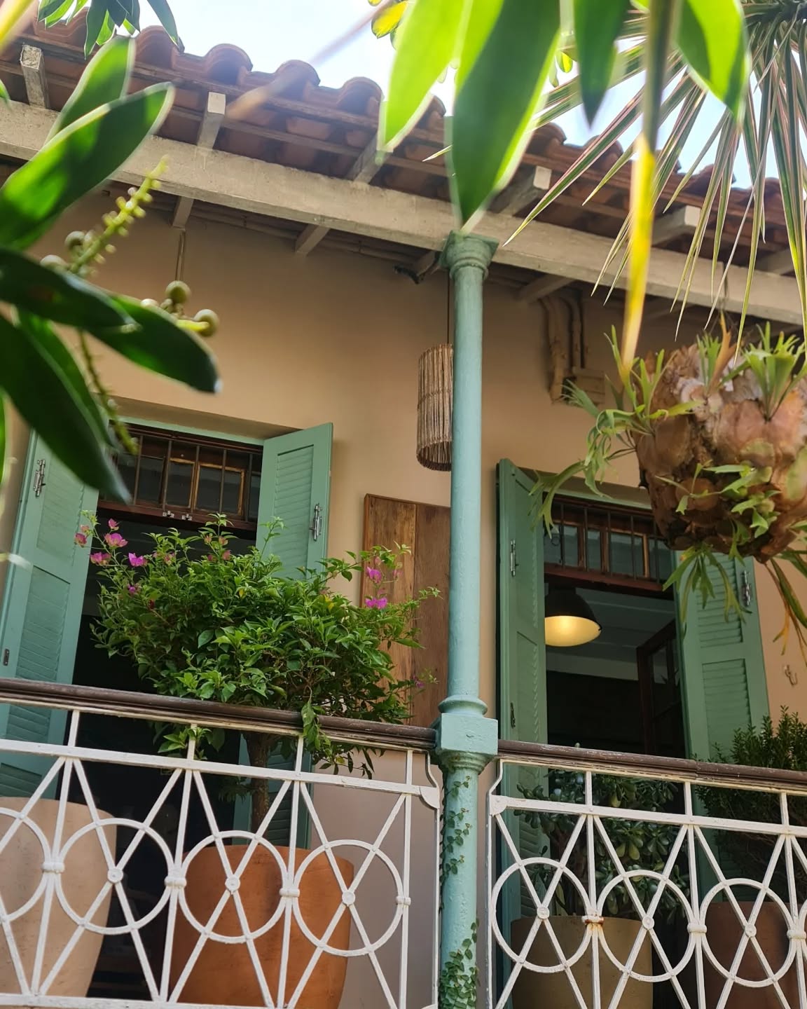 Na parede a cor areia. Roca, um revestimento saudável ao meio ambiente. 🌿☘️🍀🌴🌳🐝🐞