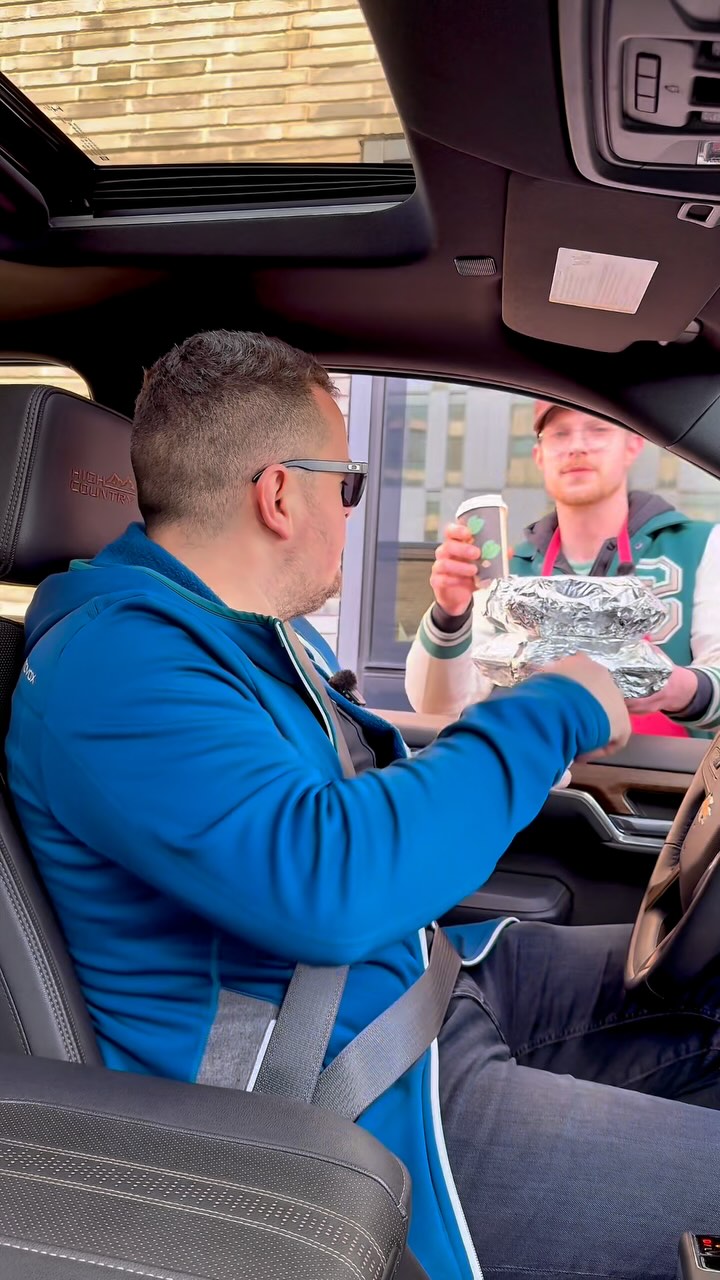 Lust auf gutes Essen, aber keine Lust auf Wartezeit? Ambiente wird überbewertet und der Service ist sowieso zu aufdringlich?
Wir freuen uns, ab heute ein neues Angebot präsentieren zu dürfen - den PIER Mc’s Drive In.
Einfach vorfahren und Essen mitnehmen.
Auch für die Kleinen, im Classy Meal mit Spielzeug!
#restaurant #pier6 #drive #april