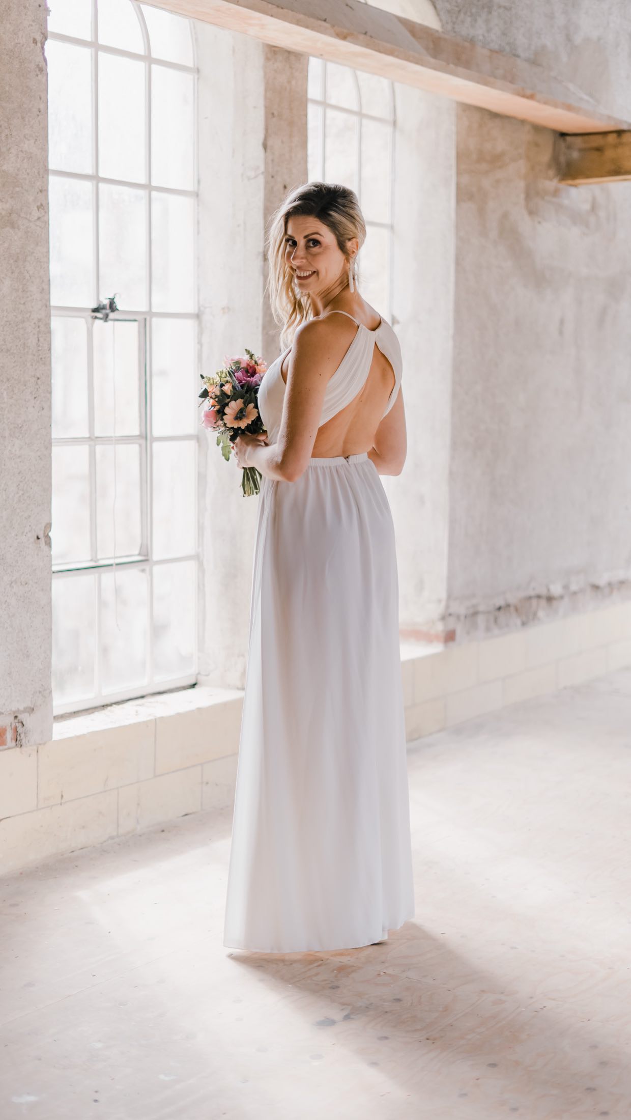 Precies een jaar geleden zeiden @beau_m_85 & @jjelco volle overtuiging JA tegen elkaar ๐โจ๐ซถ en ik mocht die dag voor ze vastleggen.
Tijdens de shoot kwam het echt met bakken uit de lucht ๐ง๏ธ maar echt BAKKEN! En ik overdrijf niet. Gelukkig waren we hierop voorbereid en hadden we een prachtige binnenlocatie geregeld.
En toenโฆ begon de zon te schijnen. Alsof het ons gegund werd om de hele locatie te benutten. En wauw โ wat een liefde straalden ze uit. ๐ฅน
Lieve Beau & Jelco, happy 1 year anniversary! ๐ op naar nog veel meer jaren mer liefde en geluk!
En voor mij? Mijn trouwseizoen staat op het punt van beginnen (nog een maandje!) โ en ik zit nu al in de voorpret-modus. Van leuke kennismakingsgesprekken met nieuwe bruidsparen tot de laatste detail-afspraken met stellen die binnenkort gaan trouwen. Zรณ veel zin in alles wat gaat komen!
.
.
.
#fotograafzuidlimburg #fotograaflimburg #trouwfotograaf #lifestylefotograaf #trouwfotograaflimburg #weddingphotography #trouwfotografie #wedding #trouwen2025 #trouwen2026