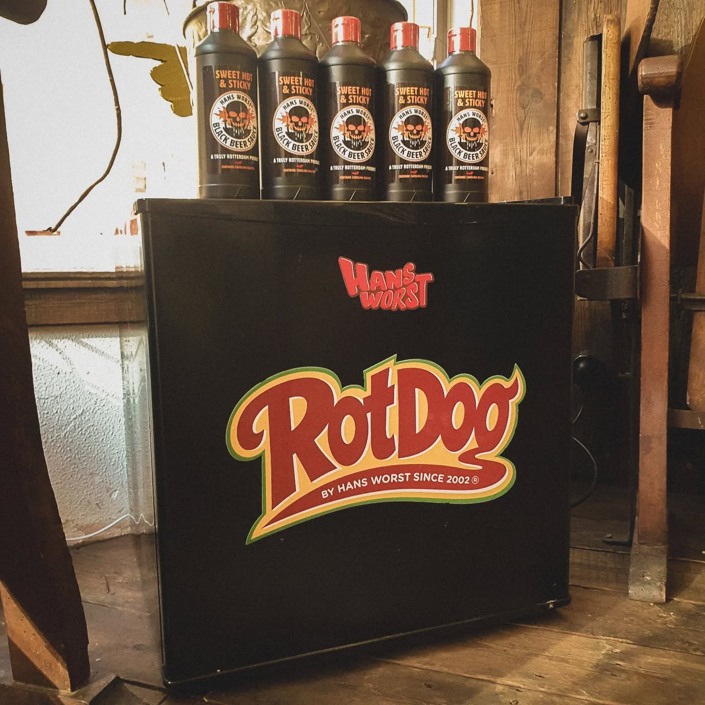 ZE ZIJN ER WEER!
⛺️ Om dit festivalseizoen met een klapper te openen is de befaamde Rotdog van @hansworstrotterdam weer terug van weggeweest bij ons in de shop!
🌭 "Wat is een Rotdog?" horen we je vragen: Een worstje naar eigen geheim receptuur, in een broodje met kaassaus, omwikkeld met spek. Als je hierna nog trek hebt kun je eventueel je vingers er bij opeten, al denken wij dat dat niet nodig zal wezen!
💥 Tip van de pro: extra lekker met de speciale Hans Worst Black Beer Sauce!
🥓 Dé caloriebom die je kan gebruiken na het zetten van je nieuwe tattoo en als je nog even door moet naar dat terrasje, een verjaardag of festival of gewoon omdat ie onweerstaanbaar lekker is!
🔥 Zelf af te bakken in koekenpan, bakplaat of lekker op de BBQ!