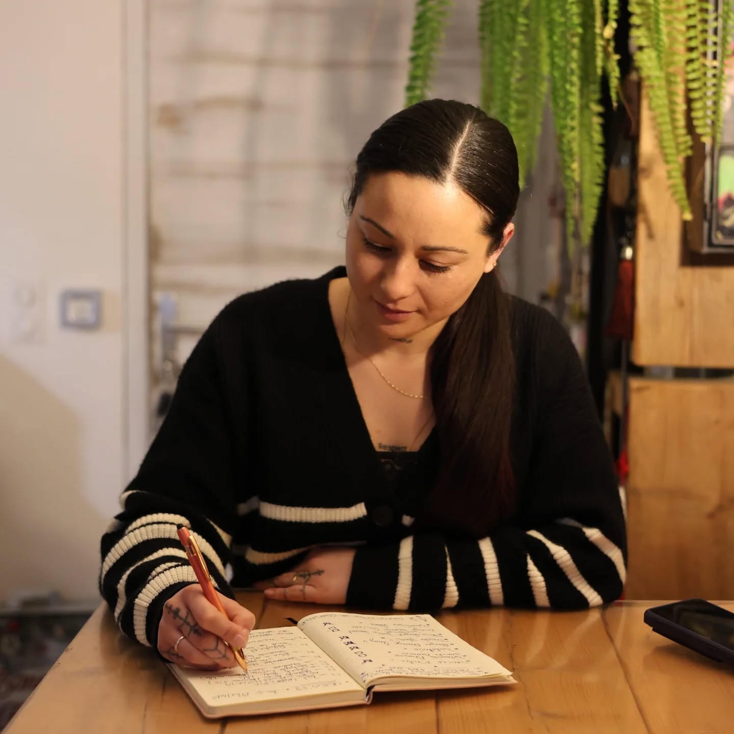 Qui suis-je...!? 🧚♀️
Je vais essayer de me décrire 😅
(Moi même... me décrire houlalala 🫣
Avec ou sans les fautes d'orthographe 🤪)
Pour commencer , j'ai du mal à m'exprimer souvent et je passe pour une "simplette" parfois, mais par contre mes mains parlent pour moi.
On dit de moi que je rigole tout le temps, en effet j'ai toujours le sourire mais je suis avant tout une passionnée dans l'âme. J'aime découvrir, apprendre toutes sortes de choses et me challenger.😁
Je suis ferronnier(e) depuis l'âge de 15 ans, c'est mon métier de prédilection. Je crée des meubles, le fait de leurs donner vie çela me fascine.😇
Depuis quelques années je crée des objets en en résine epoxy rempli de Symbolique et d'énergie. En y est intégrant de vraies pierres et de vraies fleurs j'ai l'impression de les figer dans le temp.🌼
Je viens d'acquérir une nouvelle activité Que je ne noterai pas ici (elle est ds ma description 🤫) mais vous l'avez bien compris j'aime apporter ma touche de créativité dans vos espace ou simplement dans votre vie.
C'est CA ... "Zag." 🕊
A bientôt pour vos créations.
😉