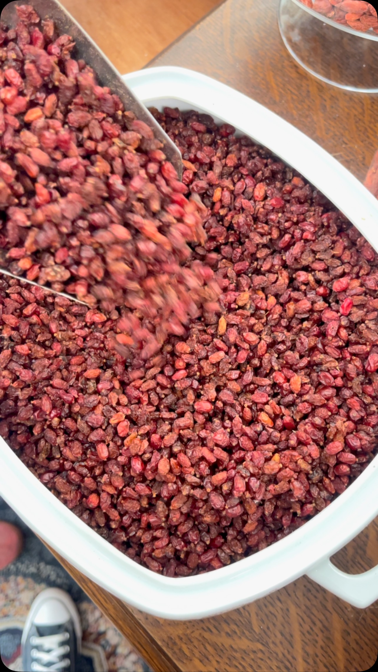 - Épine vinette d’Iran
L’épine-vinette d’Iran, aussi appelée zereshk en persan, est une petite baie rouge acidulée très utilisée dans la cuisine iranienne. Elle est souvent séchée et ajoutée aux plats pour apporter une saveur légèrement aigre.
🌿 Ingrédients (4 pers.) :
• 2 tasses de riz basmati
• ½ tasse de zereshk (épine-vinette)
• 2 càs de beurre
• 1 càs de sucre
• 1 pincée de safran infusé
• 2 cuisses ou blancs de poulet
• 1 oignon, 1 tomate
• Sel, curcuma, poivre
🔥 Préparation :
1. Cuire le riz et réserver.
2. Faire revenir l’oignon, dorer le poulet avec épices et tomate, mijoter.
3. Rincer et sauter le zereshk avec beurre, sucre et safran.
4. Mélanger une partie du riz avec le zereshk, dresser et servir avec le poulet.
Un plat iranien raffiné et parfumé ! ❤️🍚
#larochelle #epicerie #saveursdumonde