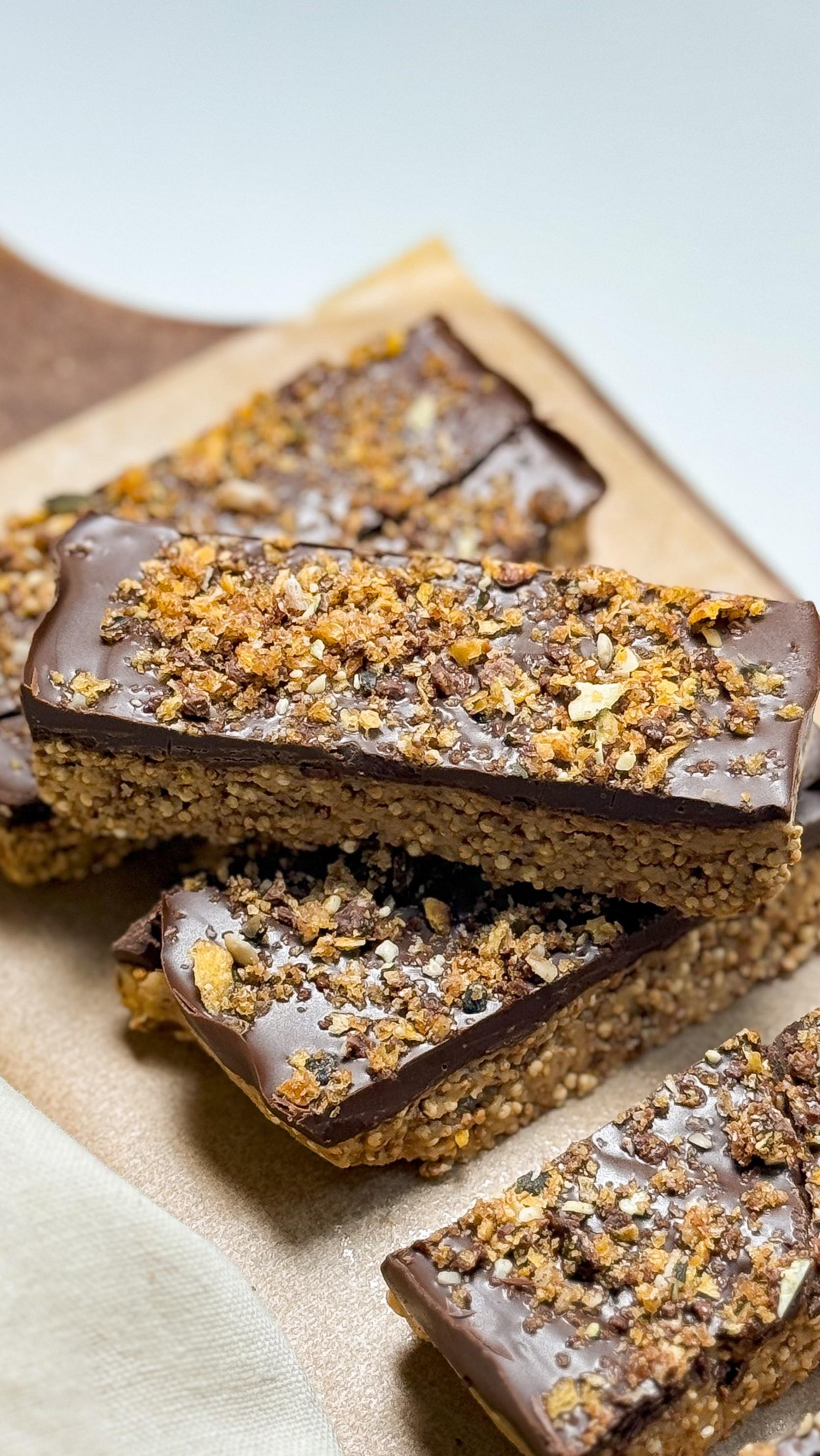 ✨ BARRES CROUSTILLANTES AU QUINOA ✨🥜🥥🍫
Cette semaine, on vous propose une recette simple et délicieuse de barres croustillantes au quinoa, avec @lesgranolasdejenny . Sans gluten, riches en protéines, fibres et antioxydants, elles sont parfaites pour un snack sain et gourmand !
INGRÉDIENTS DE LA BASE :
250g de quinoa
150g de beurre de cacahuète
2 c. à soupe de sirop d’érable
Une pincée de sel
PRÉPARATION:
Faire griller le quinoa dans une poêle jusqu’à ce qu’il commence à dorer et à gonfler légèrement. Laisser refroidir. Dans un bol, mélanger le sirop d’érable, le beurre de cacahuète et le sel, puis incorporer le quinoa. Tasser le tout sur une plaque. Étaler du chocolat fondu et saupoudrer de notre délicieux granola sans gluten. Laisser refroidir au réfrigérateur ou au congélateur, puis trancher.
INGRÉDIENTS DE LA COUCHE SUPÉRIEURE :
100g de chocolat noir
1 c. à soupe d’huile de coco
Les Granolas de Jenny
#lesgranolasdejenny #quinoabar #quinoacrunchbar #healtylife #healtyfood #healthysnack #switzerland #granola #glutenfree #swissmade #dessertrecipe