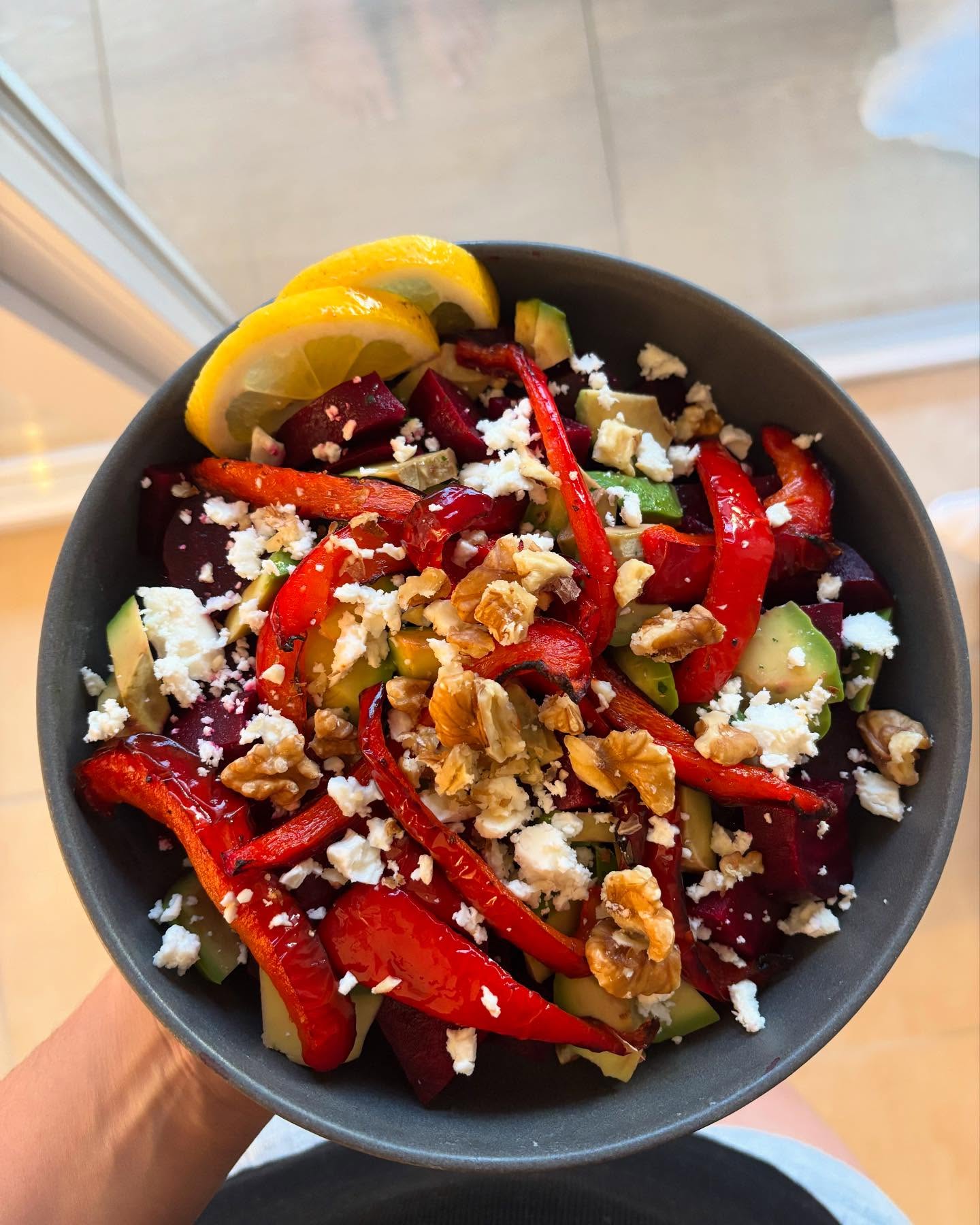 🌸 Printemps = le retour des salades 🥗
(Pour mon + grand bonheur!!)
Exit les salades ennuyantes, ici on veut des salades pétillantes et gourmandes !!
Celle-ci est riches en vitamines, fibres et oméga 3 !
Pour une personne : (quantité approximative)
- betterave (1 grosse ou 2 petites)
- 2 poivrons rouges
- 30g de fêta
- 1 poignée de noix Bio
- 1/2 avocat
- 1 filet de jus de citron
- 1 cac de graines de lin
➡️Laver et couper en lamelles les poivrons, les badigeonner d’huile d’olive et les faire cuire au Airfryer 15 min a 200°C ou au four 30 min en surveillant.
Vous pouvez conserver ou non la peau selon votre tolérance digestive !
➡️Mélanger tous les ingrédients et dégustez ! 😋
Et si tu veux d’autres recettes pour le printemps alors abonne toi ! 💌
#diet#recette#salade#ideesrecettes#food#healthy#healthyeating#saladedété#salade#dieteticienne