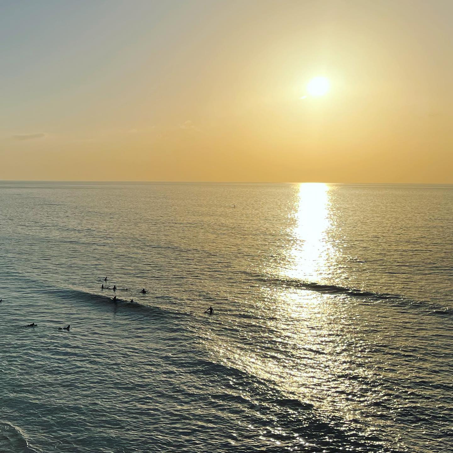 ☀️ « Qu’est-ce qui justifie une vie ? Avoir créé une œuvre ? Elle sera sûrement ignorée. Avoir fondé une famille ? Vos descendants vous oublieront. Vous n’avez été que le maillon d’une chaîne biologique. L’amour ? Il passe. Avoir laissé une trace ? Le temps l’efface.
Le seul sens que j’ai trouvé, c’est d’accomplir sa mission d’homme, relié à la terre et au mystère. Donner au monde un amour spirituel, sans ego, détaché du matériel. Pour aimer vraiment. Ne viser rien d’autre que son propre rayonnement. Comme le soleil qui se contente de briller et, à son insu, donne la vie. »
Blanche de Richemont
Manifeste vagabond
.
.
.
#voiespirituelle #spiritualité #chemindevie #yoga #lavoieducoeur_yoga #lavoieducoeurevian #joie #vie #réalisation #blanchederichemont