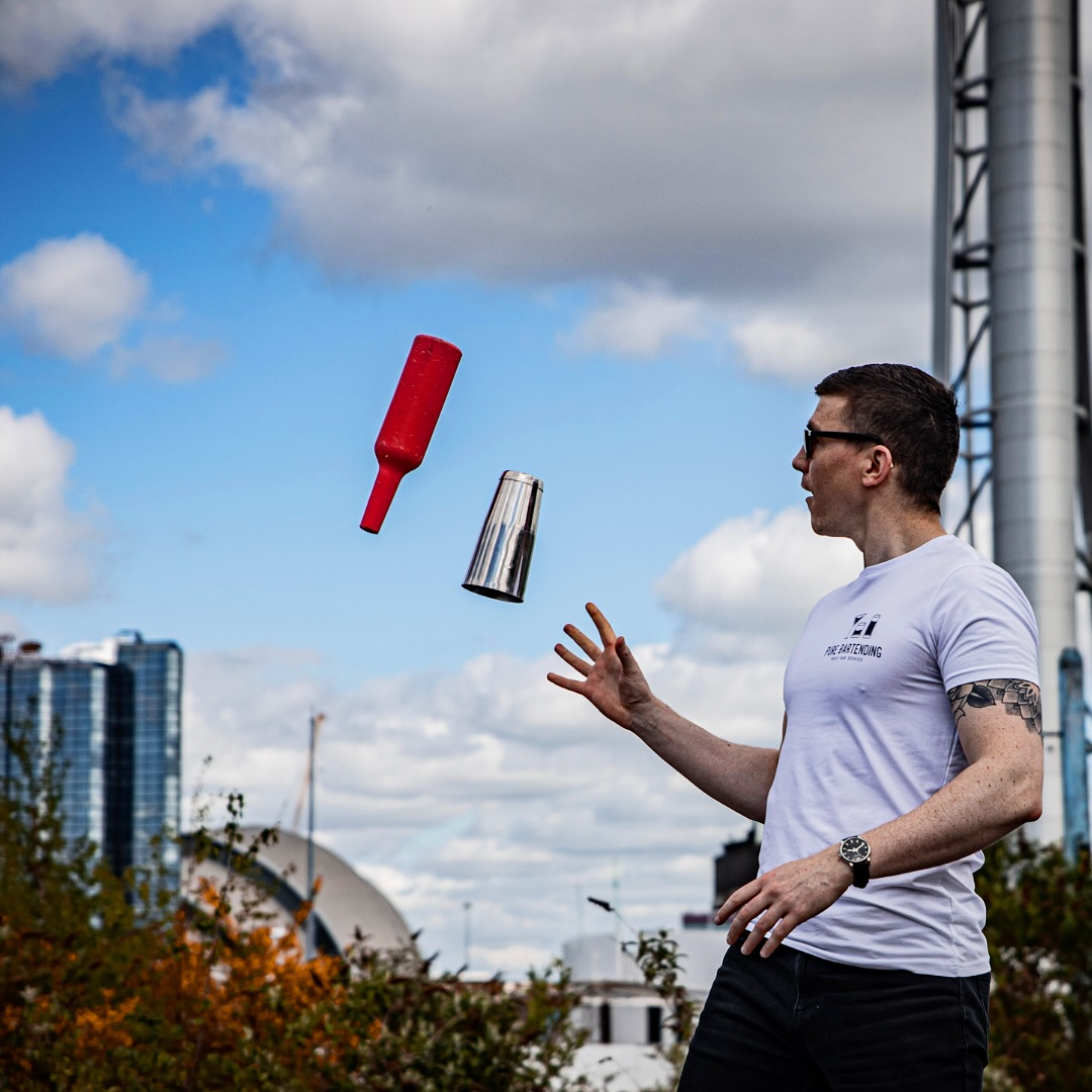 POV: The sun’s out, the Easter holidays are here, and Pure Bartending is en route for a party… 🍸
Whatever you’re up to this Friday, shake yourself a cocktail to kick off the weekend!