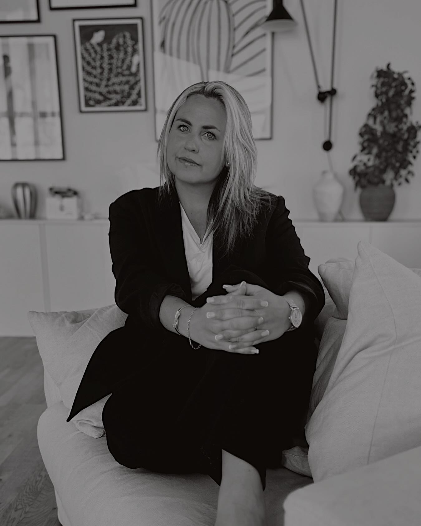 För några veckor sedan blev jag kontaktad av en rekryterare och kunde inte tacka nej. Drömtjänst!🔥
Jag har länge haft två jobb. På vardagarna när jag inte fotograferar brudpar så har jag på olika sätt arbetat med marknadsföring. Flera E-handlar har byggts till olika bolag och mitt intresse för inredning har alltid varit stort. Precis när jag startat greathome.se så hörde Johanna av sig på @addpeople.nu Hon sa att hon hade en tjänst som hon trodde skulle passa mig perfekt och frågade om jag ville komma på intervju.
CCO (Chief Commercial Officer) på A Lot Decoration (stor inredningsgrossist) var tjänsten och vet ni vad? Jag fick den! 🙌🏻 Idag var första dagen och jag ska få jobba med att kombinera inredning som jag älskar mest och samtidigt ansvara för ett härligt team med kreativa människor, marknads och säljavdelningen, dröm!
(Tyvärr innebär det att jag får lägga ner greathome.se, på grund av konkurrensen, så den resan blev oväntat kort. Sidan är såld vidare till annat bolag, men mer om det sen. Tusen tack till er kunder som handlade. 🤍)