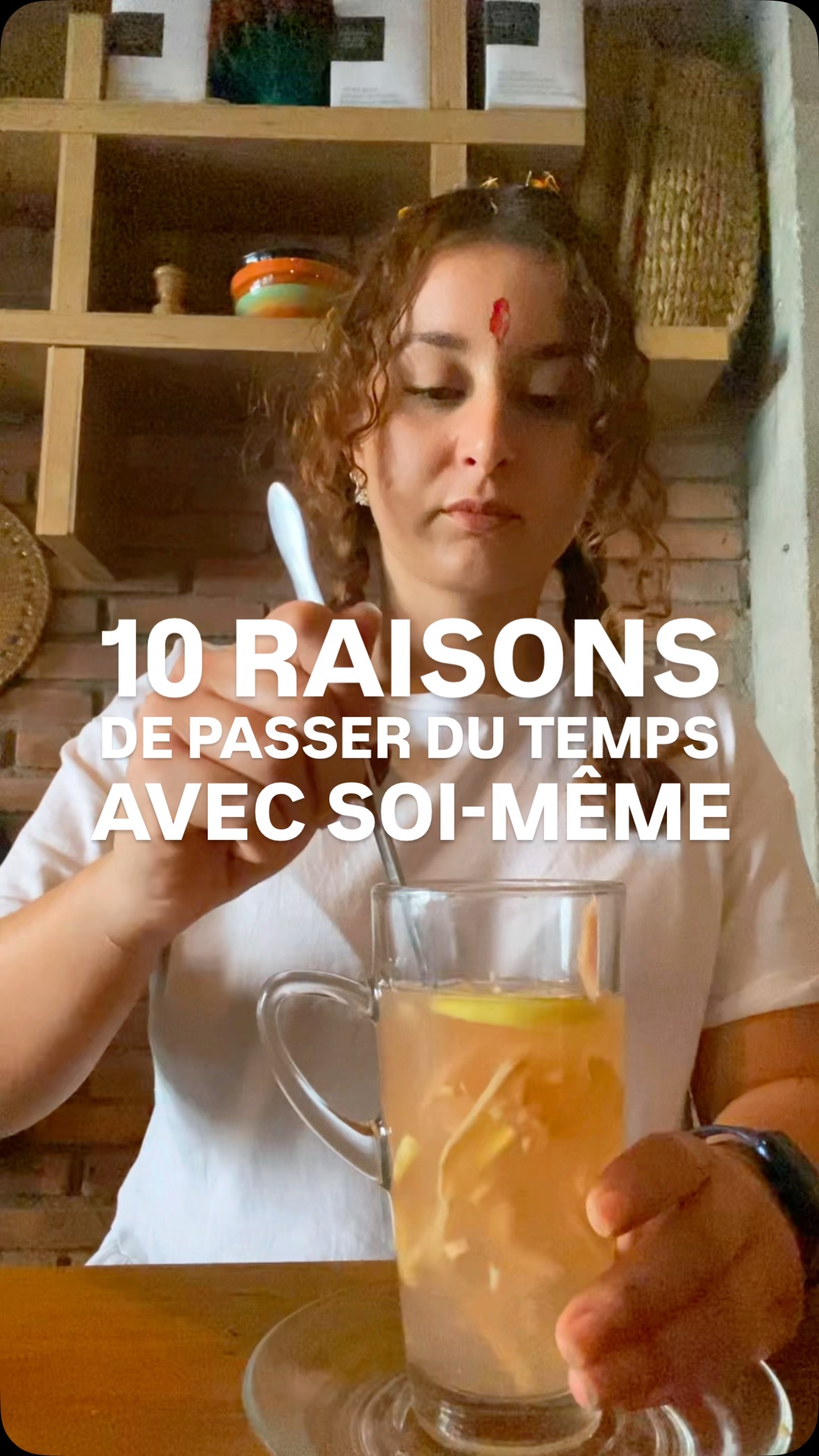 Tu es la SEULE personne avec qui tu passes l’entièreté de TA VIE. Tu le savais ?
Tous les jours au Népal, je me prenais un moment pour écrire dans mon journal. Du jour 0 jusqu’au jours 40.
Pas pour fuir le monde.
Mais pour mieux y revenir, en paix.
Pour faire de la place dans ma propre vie 💆.
10 bonnes raisons de passer du temps avec soi-même :
1️⃣ Pour observer ses pensées, sans s’y accrocher.
2️⃣ Pour se souvenir de qui l’on est… sans les autres autour.
3️⃣ Pour apaiser le système nerveux, tout simplement.
4️⃣ Pour faire le tri entre ce qui nous appartient… et ce qu’on a absorbé.
5️⃣ Pour s’aimer dans la version “sans témoin”.
6️⃣ Pour prendre soin de son corps autrement (bain, tisane, massage, sieste…).
7️⃣ Pour ralentir avant de se perdre.
8️⃣ Pour se reposer sans avoir à se justifier.
9️⃣ Pour écouter son intuition sans qu’elle soit noyée.
🔟 Pour digérer ce qui a été vécu.
À toi de jouer 👾
#pleineconscience #slowdowntime⌛️ #bienetrenaturel #journaling #yoga #meditation #massage #massageayurvedique #ayurveda #yogalifestyle #beyom #beyourownmasterpiece
