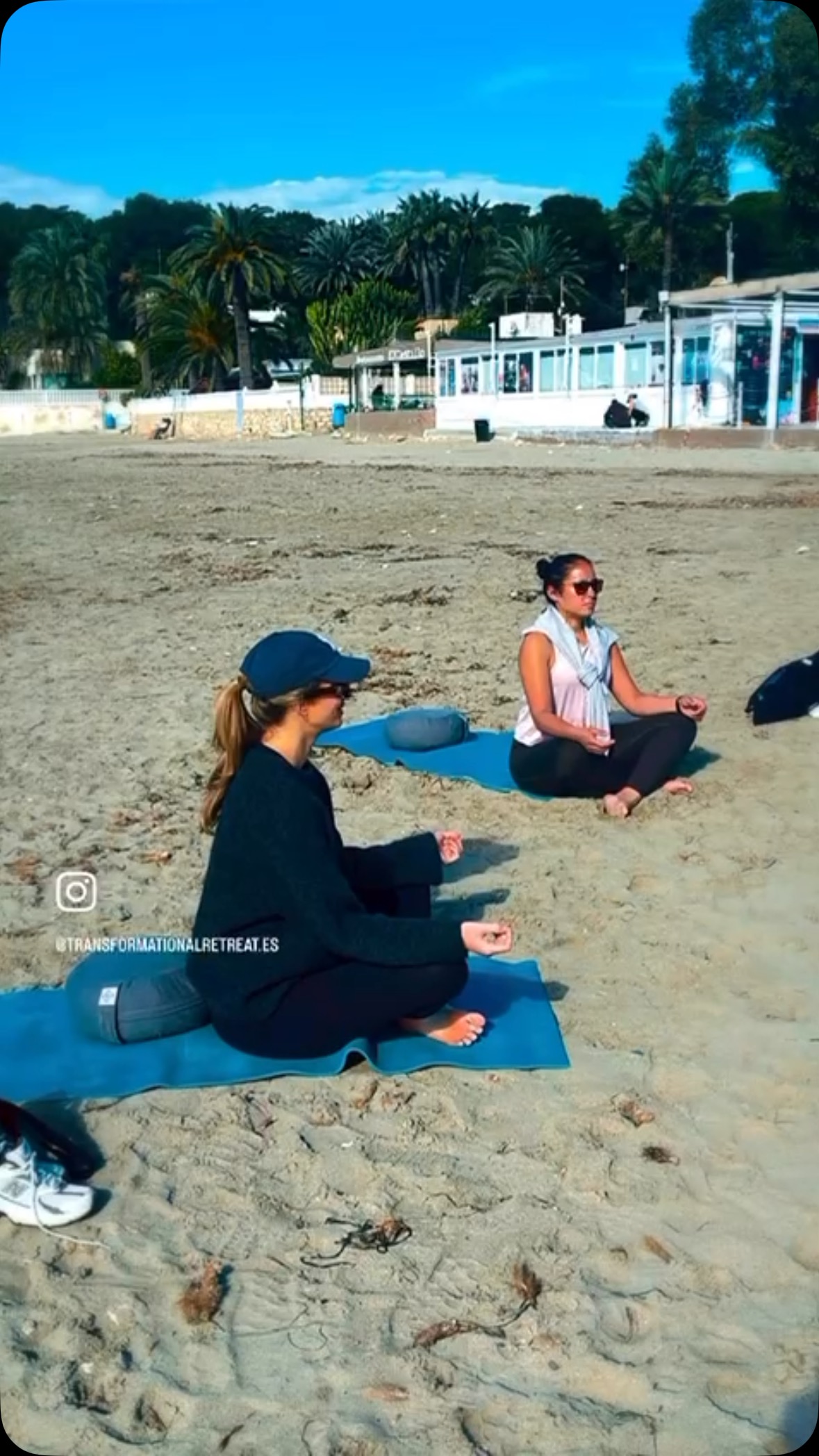 Wat een mooie bijzondere week was dit. 🙌Nu eenmaal thuis voel ik dat ik nog meer in liefde wil leven dan ik al deed met de juiste mensen om mij heen en wat dichter bij mijzelf. Ik kreeg deze week regelmatig de vraag … val je dan niet snel terug in oude gewoontes of patronen?
💕Maar ik denk dat een retraite je bewustzijn vergroot en je beter jezelf gaat begrijpen. We denken alles zo goed te weten maar we stoppen ook zoveel weg. Deksel erop dan voelen we het niet.
Dus ja… ik zal best eens een terugval hebben maar dit kado voor mijzelf heeft mij een rijker mens gemaakt en uiteindelijk creëer je meer bewustwording.
De energie, je gedachte , je emoties , je lichaam zijn een dynamisch geheel.
Wat het effect heeft op de een, heeft effect op de ander. Alles is nauw met elkaar verbonden. ❤️🥰