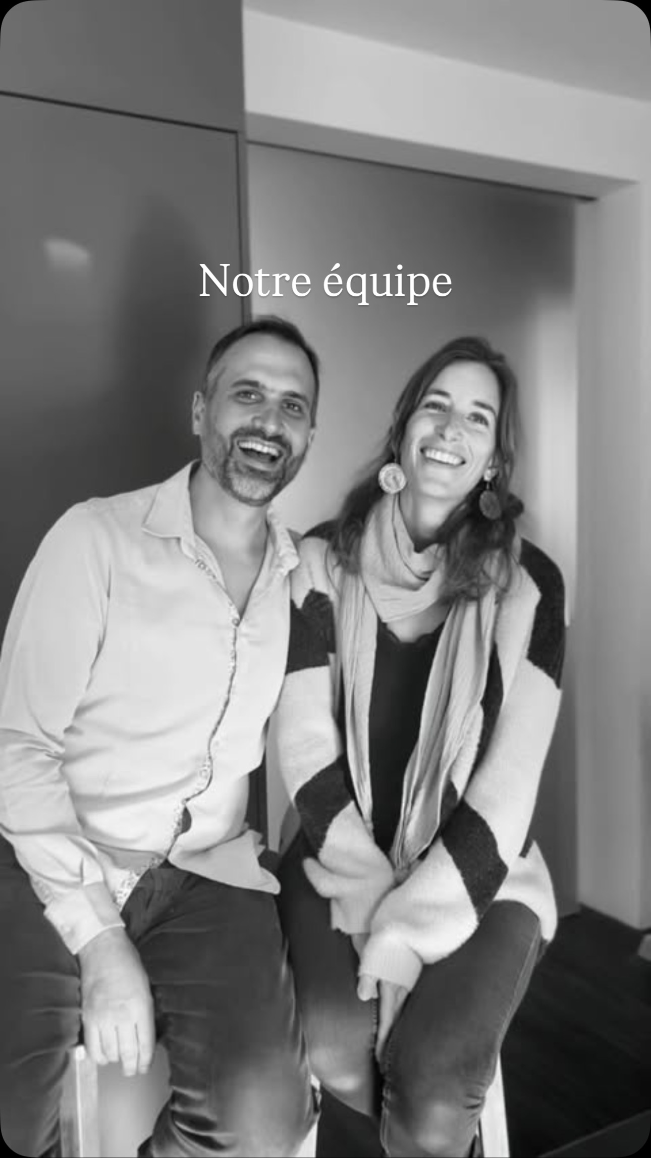 Au fait, les Ateliers Muntu, c’est qui?
Découvrez aujourd’hui Damien et Marie-Françoise Clerc, les visages derrière les Ateliers Muntu. La première d’une série de vidéos qui vous permettront de découvrir les coulisses des ateliers, de leur création à leur contenu.
Plus d’informations sur notre site internet, www.muntu.ch