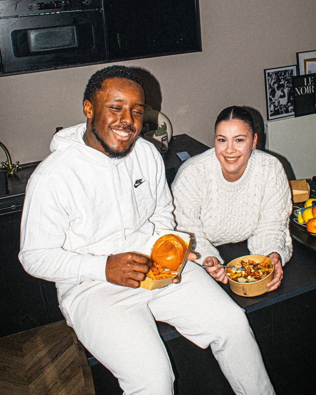 Merci Maman débarque chez toi ! Pour une soirée entre potes ou en famille, on régale tout le monde à coup sûr. Pâtes, burgers, pinsa… y en a pour tous les goûts ! 😋🧡
🍝Commande dès maintenant sur Ubereats et Deliveroo
💫 Au resto comme à la maison !
📍 68 route de Roissy, Tremblay-en-France
#livraisonadomicile #restaurant93 #restauranthalal93 #brunchhalal