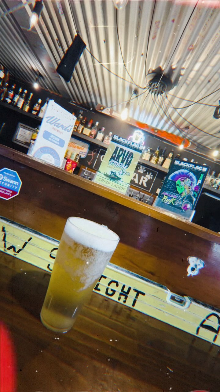 Back on tap: @wardsbrewery @blackflag_brewing 🔥🔥🔥
Now at Charlie’s Bar 🐾