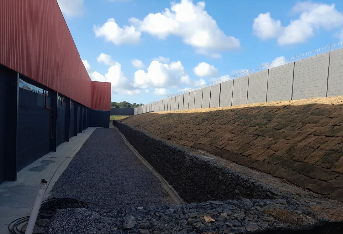 Obra do muro de contenção com 2.500 M² realizada no Supermercado Atacadão localizado Avenida Prefeito Jose Eustaquio de Queiroz, Nº 200, Centro, CEP: 53.401-435, Paulista/PE. Para a execução do MURO DE CONTENÇÃO EM GABIÃO foi necessário preparação do solo através de escavação e terraplanagem, após executamos todas as etapas do muro, desde a montagem das telas até a execução de sistema de drenagem, canaletas, plantio de grama.
OBS: Na foto de capa temos o muro de contenção em gabião executado, nas próximas cinco fotos demonstramos o avanço das obras com a execução do muro de divisa (fundação, execução estrutural, elevação de alvenaria, pintura, etc) e as etapas do muro em gabião desde a montagem das telas até a finalização com as últimos registros.
🚜 🪨 🌱
#construction #construtora #construção #engenharia #engenhariacivilbr #arquitetura #canteirodeobras #obra #empreendimento #concreto #estruturametálicas #murocontenção