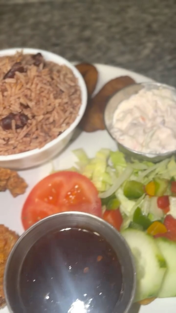 Letโs start this Monday off strong๐ช๐พ๐ดGood food = Good Mood for the week ๐
.
.
Follow us on TikTok!! paradise_romford
.
.
.
#Caribbeancuisine #jamaicanfood #chef #caterer #restaurant #romford #paradise #family #business #lounge #bar #jamaican #love #food #lounge #bar #essex #london #cocktails #events #catering #services #sweets #dinner #explore #explorepage #viral #festivals