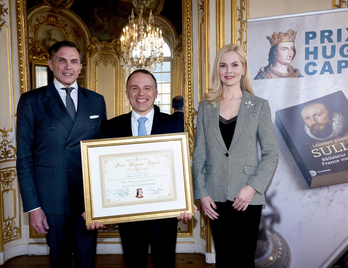 Mardi 1er avril, dans le cadre prestigieux de l’Hôtel de Soubise, écrin des Archives nationales, s’est tenue la cérémonie de remise du Prix littéraire Hugues Capet 2024.
🏆 Le Prix a été décerné à Laurent Avezou pour son remarquable ouvrage « Sully, bâtisseur de la France moderne » (Tallandier). Un livre qui met en lumière l’œuvre essentielle de Sully, grand serviteur de la monarchie et artisan d’une France prospère et réformée.
La cérémonie s’est déroulée en présence de nombreuses personnalités du monde des lettres, de l’histoire et de la culture, venues honorer le talent de Laurent Avezou et célébrer la mémoire de Sully, figure majeure de l’histoire de France.
Photos: @niviere
*****************************************
#prixhuguescapet #prixlitteraire #capetiens #laurentavezou #sully #tallandier #archivesnationales #charlesphilippedorleans #princecharlesphilippedorleans #princecharlesphilippe #princedorleans #ducdanjou #naomidorleans #naomivaleskadorleans #princessenaomidorleans #princessenaomi #princessedorleans #duchessedanjou #maisonroyaledefrance #france