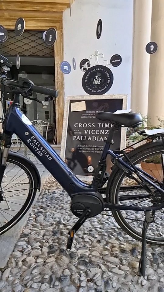 Aria fresca e limpida, nuvole tiepolesche e cime innevate dietro il pastello delle Ville Palladiane... scalpito prima della partenza!
Fresh and clear air, Tiepoloesque clouds and snow-capped peaks behind the pastel of the Palladian Villas... I can't wait to leave!
#palladianroutes #palladian #ebiketour #ebiketours #Vicenza #springiscoming #springtime #primavera2025 #spring2025