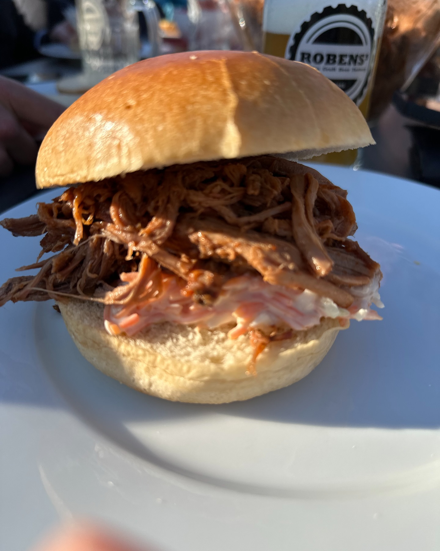 Pulled Pork !! Burger !!
( Dutch Version)
… beim lecker Spring - Bierchen…
… 💯ja das Leben genießen…
Knapp 4 kg Nacken
Mazensbbq Pulled RUB …
…am Vorabend mariniert und über Nacht eingepackt oder vakumiert in die Kühlung. Am nächsten Tag 1 Stunde bei 130 Grad geräuchert. Dann den Dutch vorbereiten, Zwiebeln halbieren und den Boden auslegen. 10 Kokoko Cubes zum glühen bringen, den Nacken in den Durch legen und Deckel drauf.
Nun 5 Cubes unten / oben und für ca. 4 Stunden bis ca. 95 Grad Fleischkerntemperatur garen.
Jetzt pullen, mit Mazensbbq BBQ Sauce vermengen…
…und jetzt genießen auf nem leckeren Broiche Bun, Cole Slaw und Pulled… dazu nen leckeres Spring Bierchen von @robens_craft_beer …
#mazensbbq #robens #craftbeer #pulled #pulledpork #coleslaw #burger #food