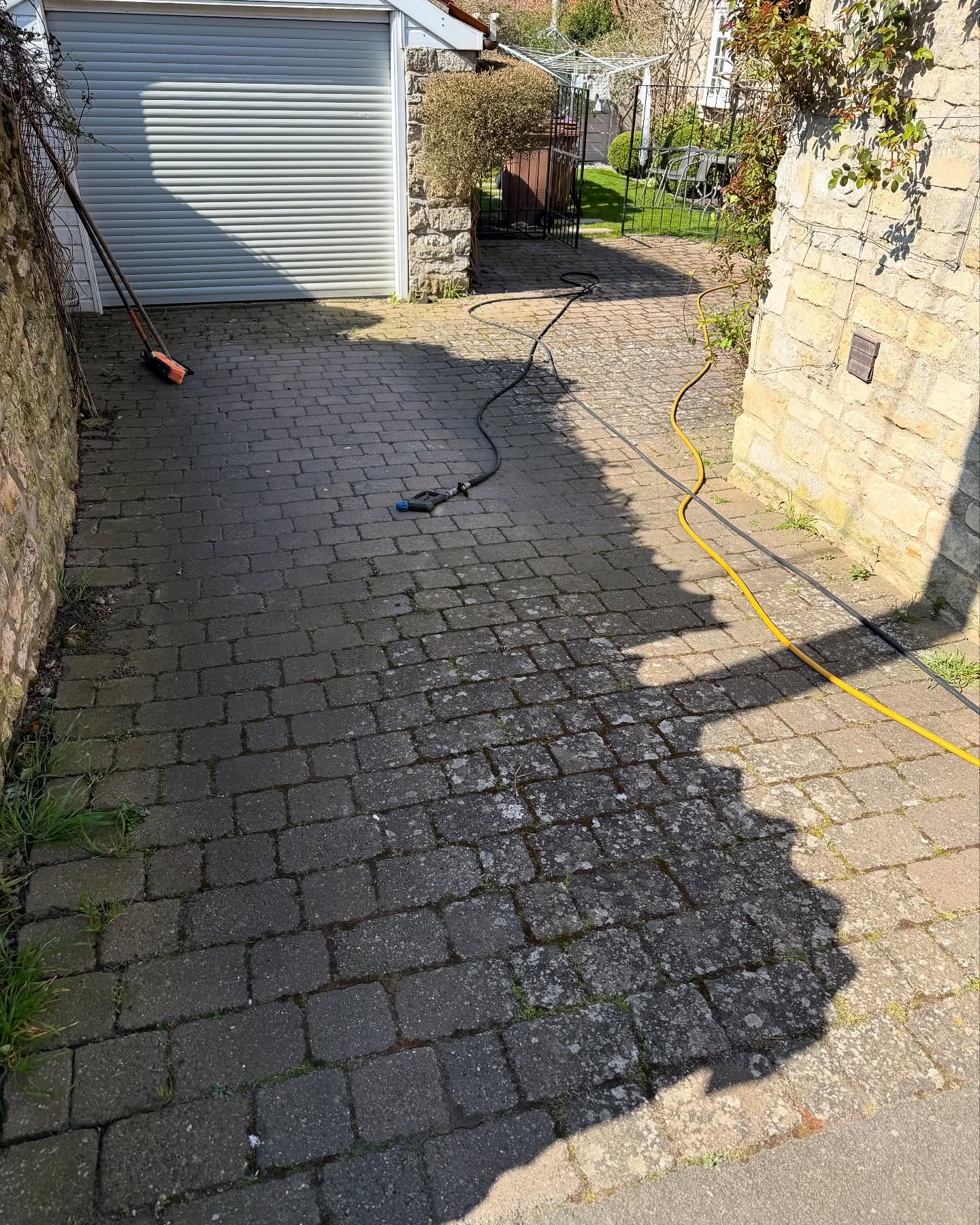 Ending the week with a lovely driveway cleaned 👌🏼
The perks of this job paying off ☀️😎