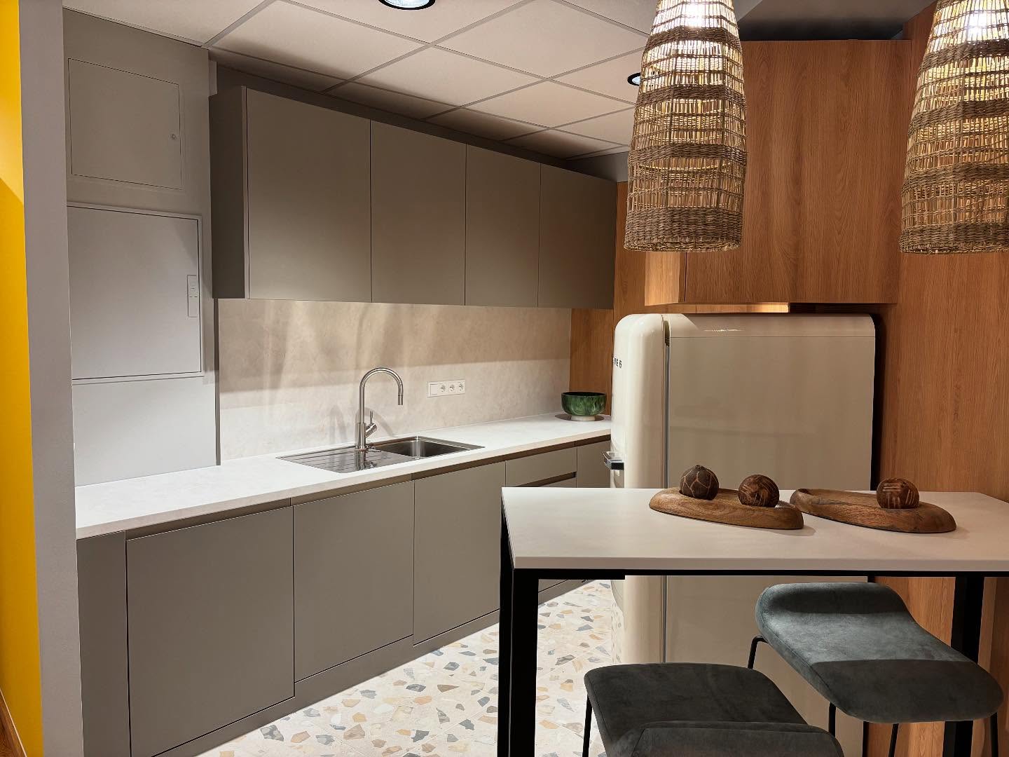 Office oder Style-Statement? Warum nicht beides!
Unsere Küchenzone macht keinen Halt vor Design – hier trifft Retro-Vibe auf modernes Understatement.
👀Eyecatcher-Alarm:
✔️Stylische Pendelleuchten im Naturlook
✔️Retro-Kühlschrank als echter Hingucker
✔️Cleanes Design mit Wohlfühlcharakter
Kurz mal Pause machen oder kreativ durchstarten – hier geht beides. Nur eins ist sicher:
Wer hier reinkommt, will nicht so schnell wieder raus.
#OfficeGlowUp #DesignCrush #RetroMeetsNow #InteriorGoals #kitchen #kitchendesign #officekitchen #design #brustpartner #staydifferent #interiordesign #küche #büroküche #pendelleuchte #fridge