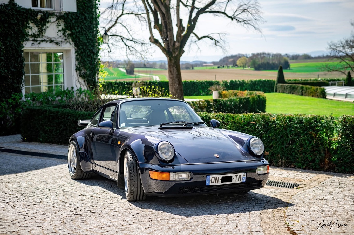Un shooting photo exceptionnel au Domaine de Bonaveau avec cette superbe Porsche 964 turbo 3.6 de 1993. Un moment parfait entre élégance et nature. 🚗📸
#DomaineDeBonaveau #Porsche964 #ShootingPhoto #Automobile
Crédit photo : @cyrilvergnon
Voiture : @iconic_atelier_legendes