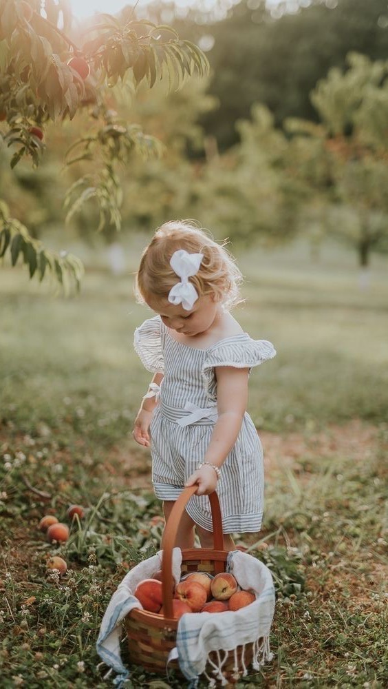 🌱Dans beaucoup de lieux, les enfants sont là… mais invisibles.
On leur demande de “faire attention”, de patienter, de rester à l’écart.
Mais à 2 ans, on a surtout besoin d’explorer, de bouger, de découvrir.
Il est temps de créer des expériences à leur hauteur !
#kidsfriendlyspaces #parentalitéconsciente #ahauteurdenfant #montessorimood #hospitalityexperience