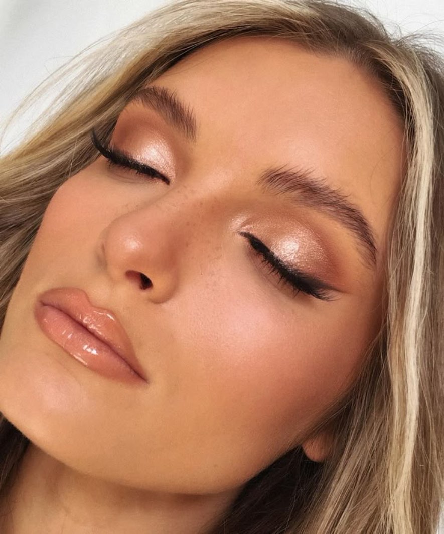 Zachte glans, subtiele elegantie ✨ Soft glam make-up voor die moeiteloze, stralende look. Perfect voor elke gelegenheid!
#softglameyes #neutralmakeup #glowmakeup #naturalmakeup #makeuplook #beautycontent #subtleglam #everydayglam #makeuplover #softglamvibes #flawlessskin