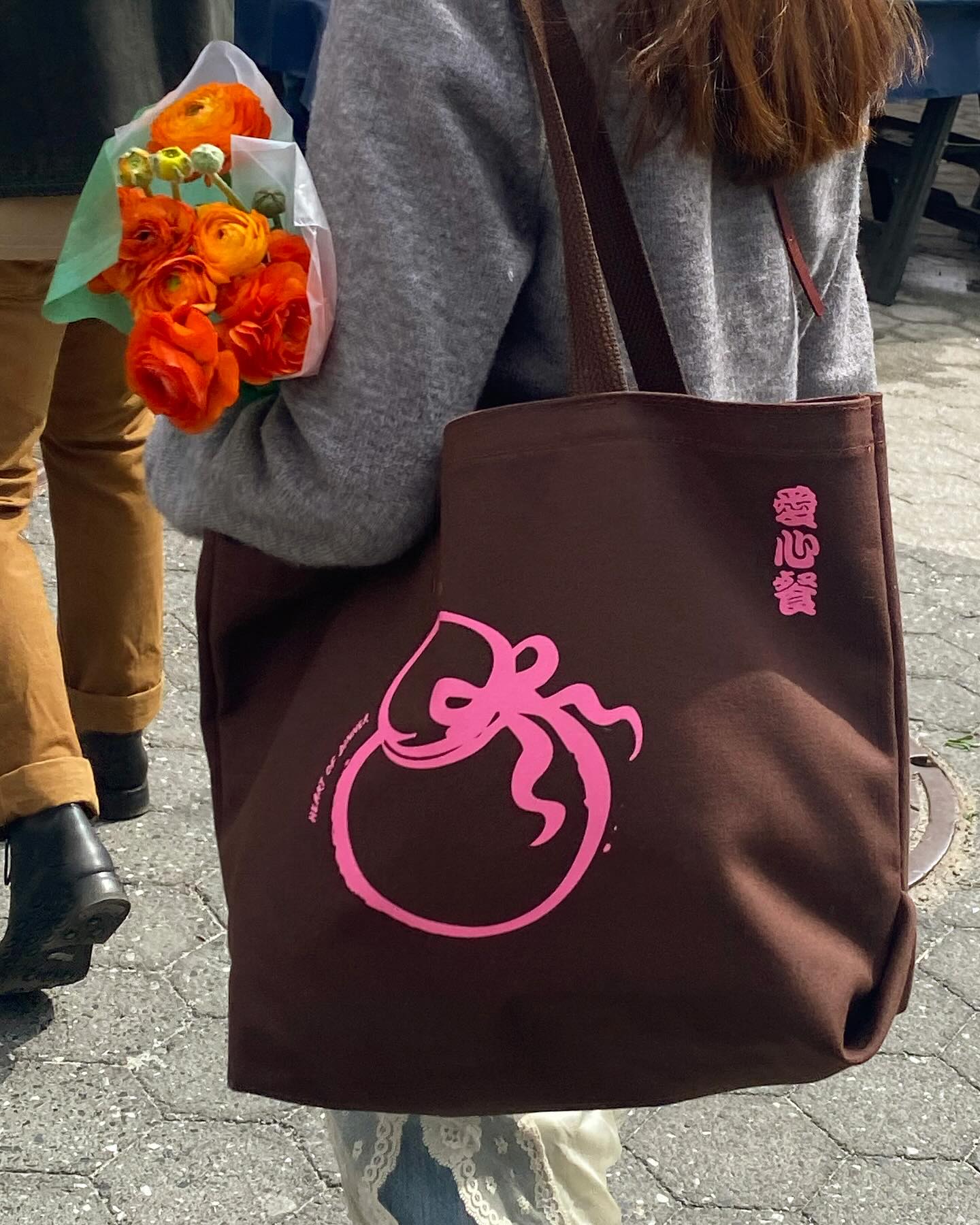 In celebration of 5️⃣ years of nourishing and caring for our beloved Elders, we’re so excited to introduce the Bottle Gourd Tote!
The bottle gourd, also known as the calabash gourd, holds deep significance across many Asian cultures as a symbol of blessings, longevity, and protection—believed to ward off negativity while attracting prosperity.
Much like our five-year journey, where the gourd deepens its roots and stretches outward and grows into a vessel, Heart of Dinner has evolved from a seed of an idea into an operation on its way to providing 250,000 meals to Elders facing food insecurity and isolation. All while becoming a nurturing ground for community, connection, and belonging—where Elders, volunteers, and supporters find a home.
We’re so proud to showcase this beautiful artwork by Brooklyn designer @andrew_teoh, who first joined the Heart of Dinner community in 2020. Since then, he has been with us through many milestones, and is also the designer of our Bok Choy and Persimmon Tote! For our 5th anniversary, we’re honored to bookend our tote trio with the Bottle Gourd design that Andrew generously gifted us!
When you carry this tote, you’re also carrying the bottle gourd’s age-old blessings of protection and abundance. 💛
Swipe to see some A++ modeling 🥰
———————————
GIVEAWAY
Thank you all for sharing your favorite snacks and pals with us 🧡 We loved reading every single one—it brought us such HUGE smiles! And now, we're thrilled to announce the winners of our Heart of Dinner 5-Year Anniversary Bottle Gourd Tote giveaway:
@discoveringka
@kantseestraight
@calvinyil
@mid.night.embers
@tinagobangbang
Congrats to each of you! We'll be in touch soon with more details 💌
———————————-
To celebrate our 5th birthday, we’re giving away Bottle Gourd Totes to 🖐️ winners!
👇TO ENTER👇
Tell us in the comments: What’s your GO-TO comfort snack to keep in your tote bag? And tag the friend(s) you’d share that snack with!
Winners will be announced Monday, April 7th at 5PM EST!