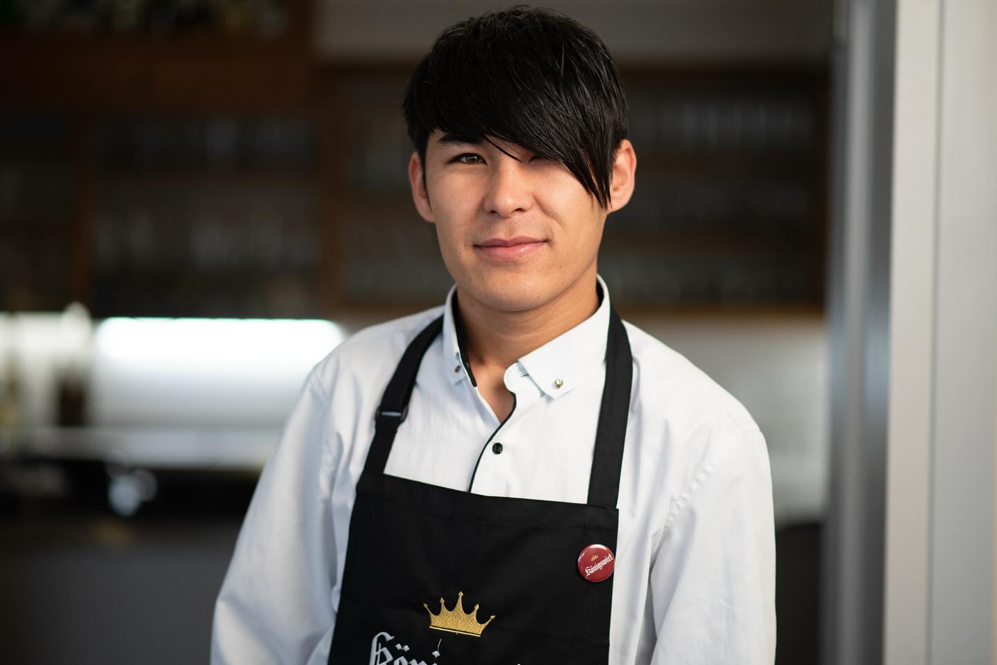 Unser Mitarbeiter Dawood kommt ursprünglich aus Afghanistan und ist ein geschätztes Mitglied unseres Teams. Aktuell lernt er Deutsch und arbeitet fleißig an seinem Ziel, hier in Deutschland um eine Ausbildung zu machen. Neben seiner Arbeit im Königswirt ist er ein begeisterter Fußballspieler. Sein Lieblingsgericht? Das afghanische Khabar Lahi Palau – aber auch die Küche im Königswirt hat es ihm angetan! Backfisch schmeckt mir am besten. Besonders schätzt er die herzlichen Allgäuer Leute Jung und Alt.