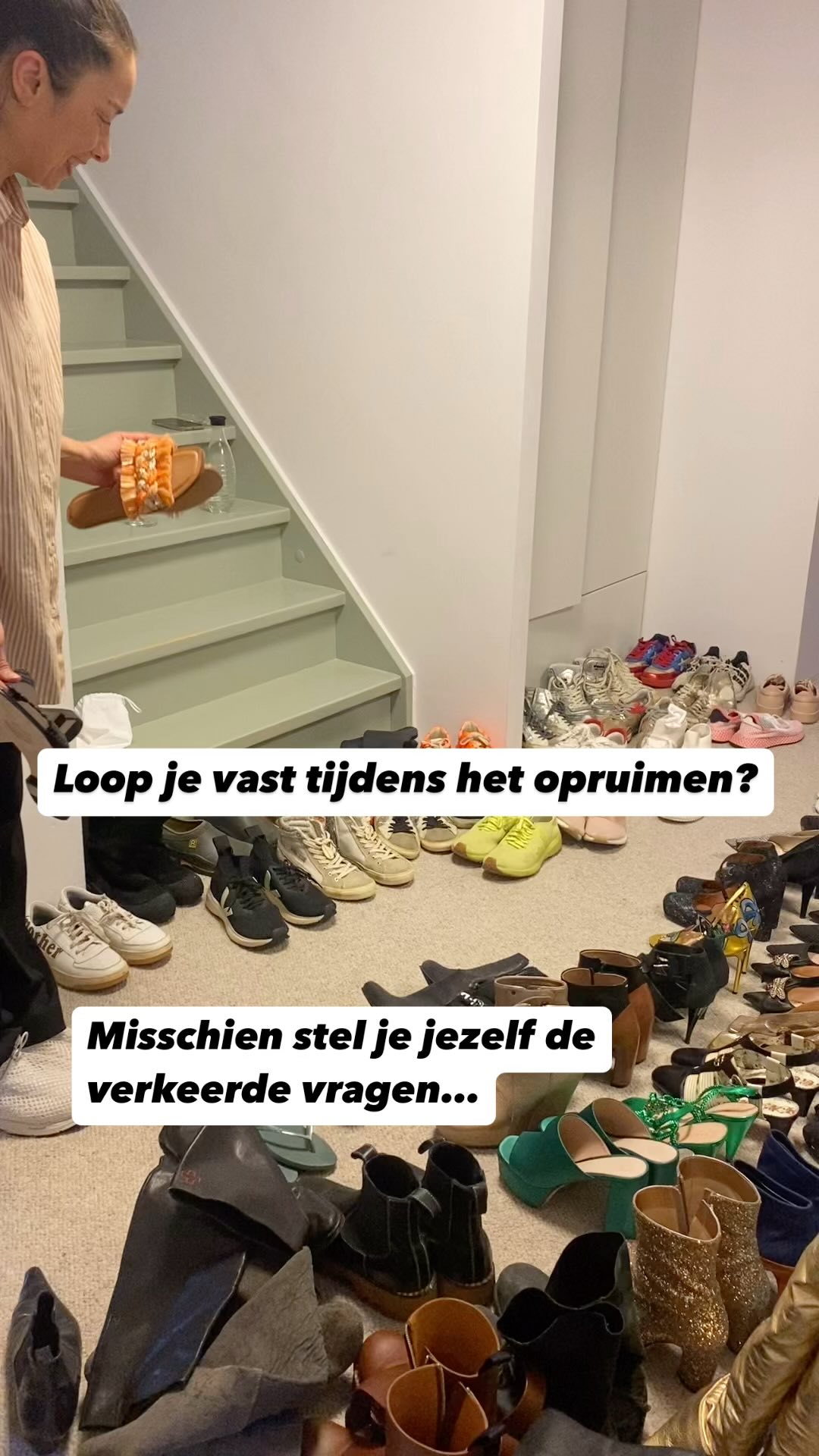 Loop je vast bij het opruimen? Misschien stel je jezelf de verkeerde vragen…
Sta je vaak met een item in je handen en denk je:
“Wat als ik het ooit nog nodig heb?” of “Misschien komt het later nog van pas…”
De ‘wat als’ scenario’s zorgen ervoor dat je over elk item gaat twijfelen om er afscheid van te nemen.
Met als gevolg dat er mondjesmaat spullen uit huis gaan en de onrust blijft.
Het belangrijkste uitgangspunt bij het beslissen over spullen is:
Welke waarde heeft het in je (gewenste) leven?
In de loop der jaren kan je veel spullen verzamelen die hun rol hebben ruimschoots hebben vervuld.
Toch kan een keuze maken om het wel of niet te houden soms lastig zijn.
Probeer jezelf eens vragen te stellen als:
Voegt dit item waarde toe aan mijn gewenste leven?
Krijg ik energie van dit item of geeft het me een bepaalde druk dat er iets mee moet?
Weerspiegelt het item mijn gewenste leven of iets uit mijn verleden?
Ondersteunt dit item de activiteiten die ik wil doen in mijn leven of staat het me in de weg?
Beslissen over spullen is makkelijker als je bewust kiest voor spullen die passen bij de activiteiten die je nu graag doet of wilt gaan doen.
Die torenhoge hakken waren een tijdje niet weg te denken uit je basisgarderobe, maar misschien zijn deze minder geschikt voor je dagelijkse leven nu.
(Van 12 cm naar 6 cm hakhoogte kan nog steeds 😉)
Vaak kom je er al snel achter dat veel spullen overtollig zijn.
Je huis zal lichter en ruimtelijker voelen als je afscheid neemt van overtollige spullen.
De energie in en om het huis zal beter gaan stromen, waardoor dingen gaan gebeuren waar je misschien al jaren naar verlangt...
Opruimen zal een game-changer voor je zijn als je op deze wijze keuzes maakt over je spullen.
Wil je persoonlijke advies en begeleiding bij het opruimen van je huis? Boek een gratis en vrijblijvende call via @miriamjbakker
#ontspullen #opruimen #schoenenopruimen #opruimcoach #opgeruimdhuisopgeruimdhoofd #mariekondo