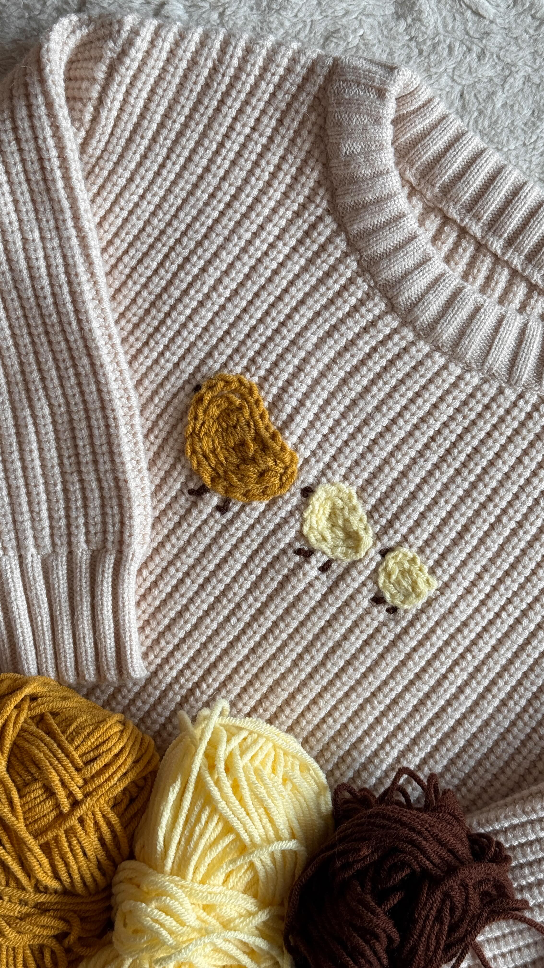 Ten nejroztomilejší výšivkový vzor! 🐥 Tento svetřík byl vytvořen na objednávku, ale moc ráda stejný motiv vyšiji i pro vaše malé kuřátko. 🫶🏻