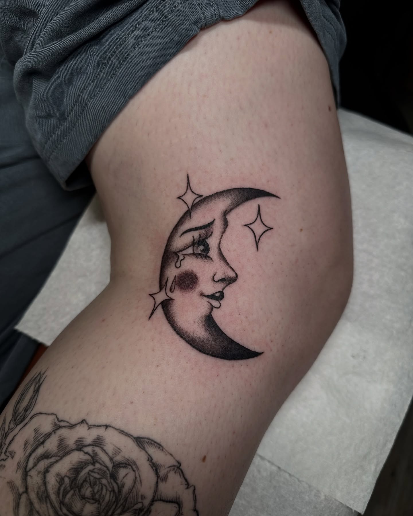 Sad moon 🌙 by @katarinas_tattoos
#traditionaltattoo #darkestdaystattoo #blackclawneedle #moontattoo #kneetattoo #blackandgray