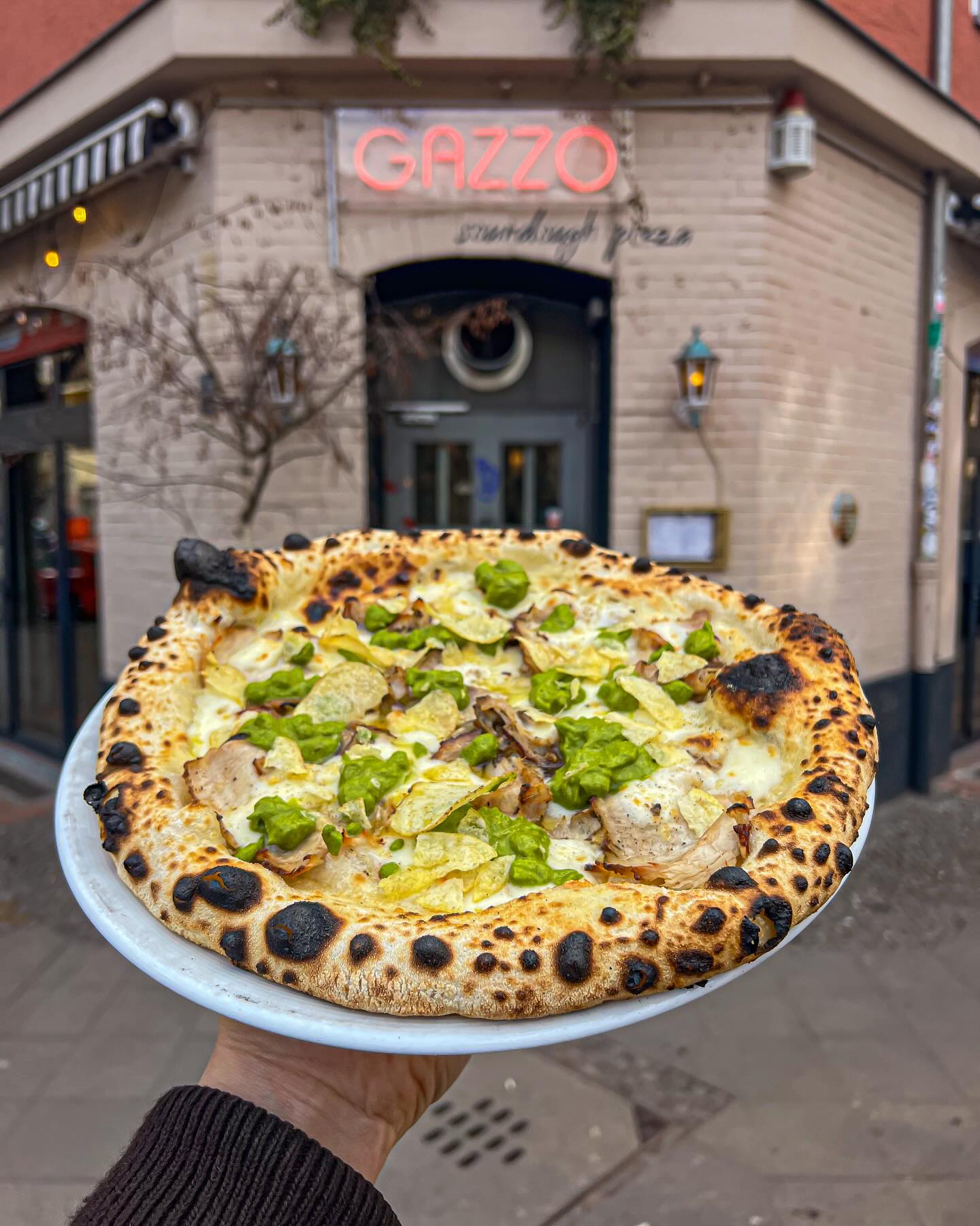 Wild garlic and home-made porchetta special ✨
🍖 We make the porchetta in-house, and it takes 3 days of brining, marinating, and slow cooking to get it to porky perfection.
🌿 Wild garlic (Bärlauch) is a typical ingredient from this region, and it grows all over the woods around Berlin at this time of the year. The wild garlic is mixed with green apples for freshness.
We top it with potato chips, because it’s delicious 🤤
On the menu for a few more days 💕