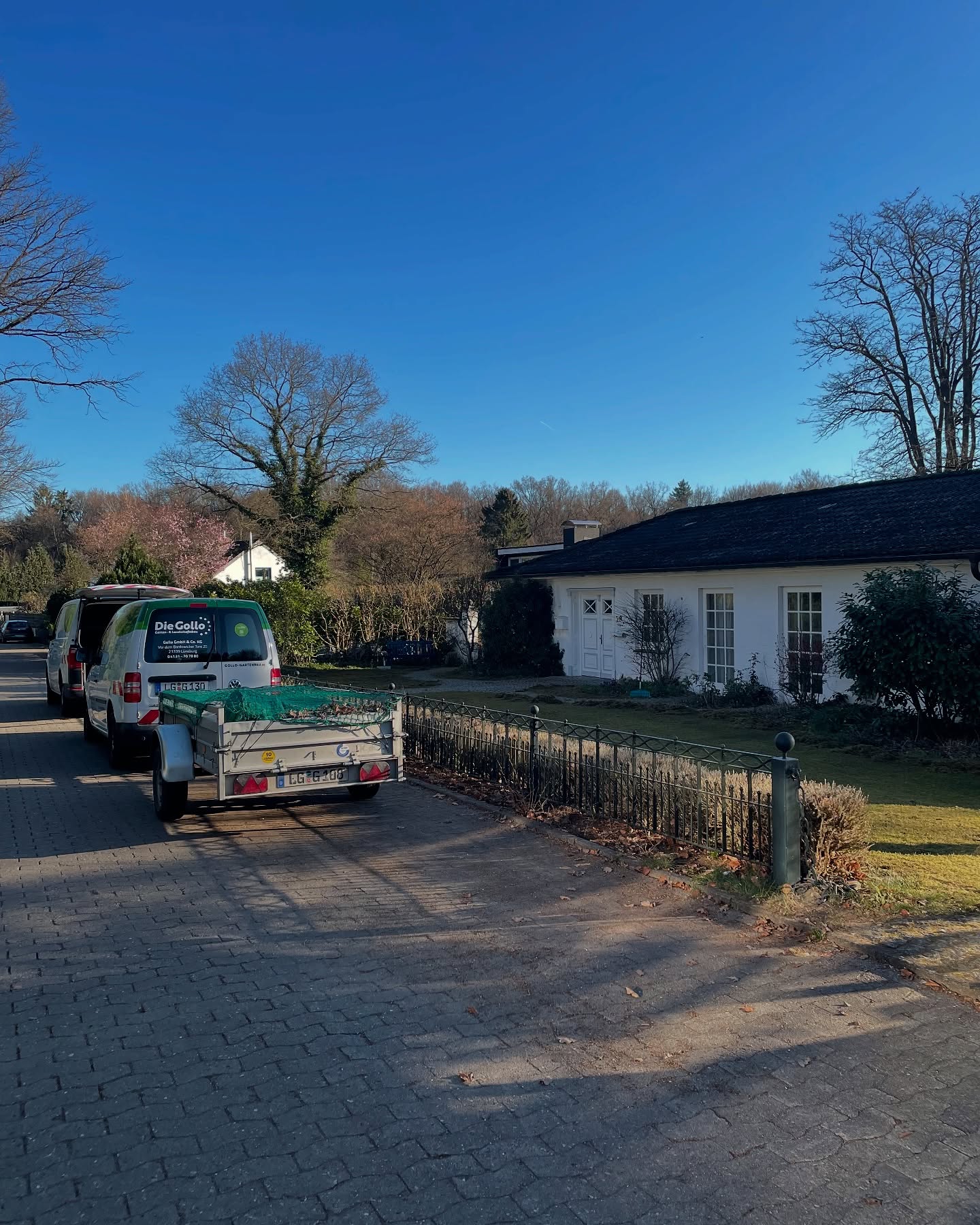 Perfektes Frühlingswetter – und wir mittendrin!
Bei Die Gollo läuft die Saisonvorbereitung auf Hochtouren. In dieser Woche stand bei mehreren Privatgärten in Lüneburg die Frühjahrs-Rasenpflege an.
Unsere Teams haben zunächst den Rasen gründlich vertikutiert, dabei Moos, trockenes Gras und altes Laub entfernt. Warum das so wichtig ist? Nur ein durchlüfteter Boden kann Wasser und Nährstoffe optimal aufnehmen – und genau das braucht der Rasen nach dem Winter, um wieder voll durchzustarten.
Anschließend haben wir einen veganen Dünger ausgebracht – bewusst nachhaltig und tierfrei. Der bringt den Boden in Schwung und versorgt die Gräser mit allem, was sie jetzt brauchen. So legen wir den Grundstein für eine gesunde, dichte und sattgrüne Rasenfläche – ganz ohne Kompromisse bei Umwelt oder Tierwohl.
Und wie immer gilt:
365 Tage im Jahr für Sie im Einsatz – mit Know-how, Leidenschaft und einem Blick fürs Detail.
Wer also seinem Rasen etwas Gutes tun will: Jetzt ist der richtige Zeitpunkt!
Wir stehen bereit – für gepflegte Gärten und lebendiges Grün.
#Frühjahrsstart #Rasenpflege #Vertikutieren #VeganerDünger #Gartenliebe #Lüneburg #GartenundLandschaftsbau #Moosfrei #DieGollo #365TageimEinsatz #Nachhaltigkeit #GrünerWird’sNicht #vastorf #gollogartenbau #365tagefürsieimeinsatz