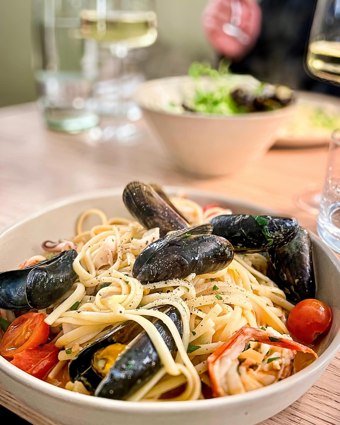 Eines unserer beliebtesten Primi-Gerichte: Spaghetti frutti di mare 🌊🦐🐙🐚🤗
Wie alle Primi-Gerichte natürlich auch in unserem Mittagsangebot von Dienstag bis Samstag inkl. Salat und kleinem Getränk für 5,- € Aufpreis erhältlich.
Buon appetito 😋
#rossetti #cucinamediterranea #passau #trattoria #italienischgeniessen #mediterran #foodlover #fisch #steak #vegetarischgenießen #vegan #passauliebe #mittagsangebot #mittagspausegeniessen #mediterran #passauliebe #inmoodforfood