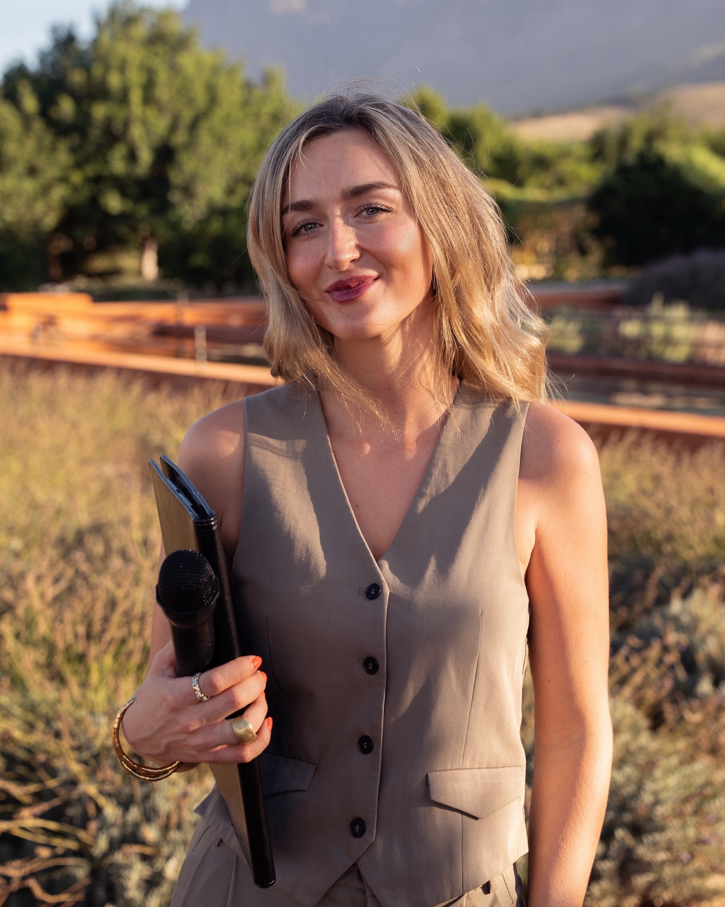 Ich bin ehrlich: Wie finde ich den perfekten Redner?
Redner gibt’s mittlerweile gefühlt wie Sand am Meer. Und je mehr ich mich in dieser Bubble bewege, desto häufiger ertappe ich mich bei dem Gedanken:
Klingt alles irgendwie.. gleich? 😅
„Meine Zeremonien sind individuell auf euch abgestimmt.“
„Ich halte persönliche Reden.“
Schön – aber ist das wirklich noch ein Alleinstellungsmerkmal? 👀
Oder nicht vielmehr das, was wir ganz selbstverständlich erwarten sollten?
Ich finde, Dating eignet sich als perfekte Metapher.
Denn mal ehrlich – wer sagt heute noch:
„Ich suche einen Partner, der ehrlich ist.“
Ja… same here. Aber sollte das nicht der Standard sein?
Was uns wirklich berührt, sind doch die Dinge darüber hinaus?
Das Besondere.
Die Persönlichkeit.
Das Gefühl: Dieser Mensch ist anders.
Wir verlieben uns nicht in Standardsätze.
Wir verlieben uns in Ecken und Kanten, in Eigenarten, in Dinge, die wir nicht erklären können – aber spüren.
Und genau so sollte es auch mit dem Redner oder der Rednerin sein 😬
Eine persönliche, auf euch abgestimmte Rede sollte nicht das Argument für jemanden sein.
Sondern die Basis.
Die entscheidende Frage ist:
Will ich, dass genau dieser Mensch mich auf einem so bedeutenden Stück meines Lebens begleitet?
Fühle ich mich gesehen? Verstanden?
Ist da ein Funke? Mag ich die Energie? Passt sie zu mir?
Würde ich mit dieser Person vielleicht sogar einfach gerne mal einen Aperol (oder einen Kaffee) trinken gehen?
Denn am Ende entscheidest du dich für einen Menschen. Nicht nur für eine Dienstleistung.
Und da sollte mehr passen als nur der Standard.
Oder wie siehst du das? 👀 Verrat’s mir gern in den Kommentaren!!
Ich freu mich auf den Austausch – und vll sogar auf euch 💖
📸 @nadine.tiemann.wedding
#freietraurednerin #freierednerin #freiehochzeit #freietrauung #freietrauungberlin