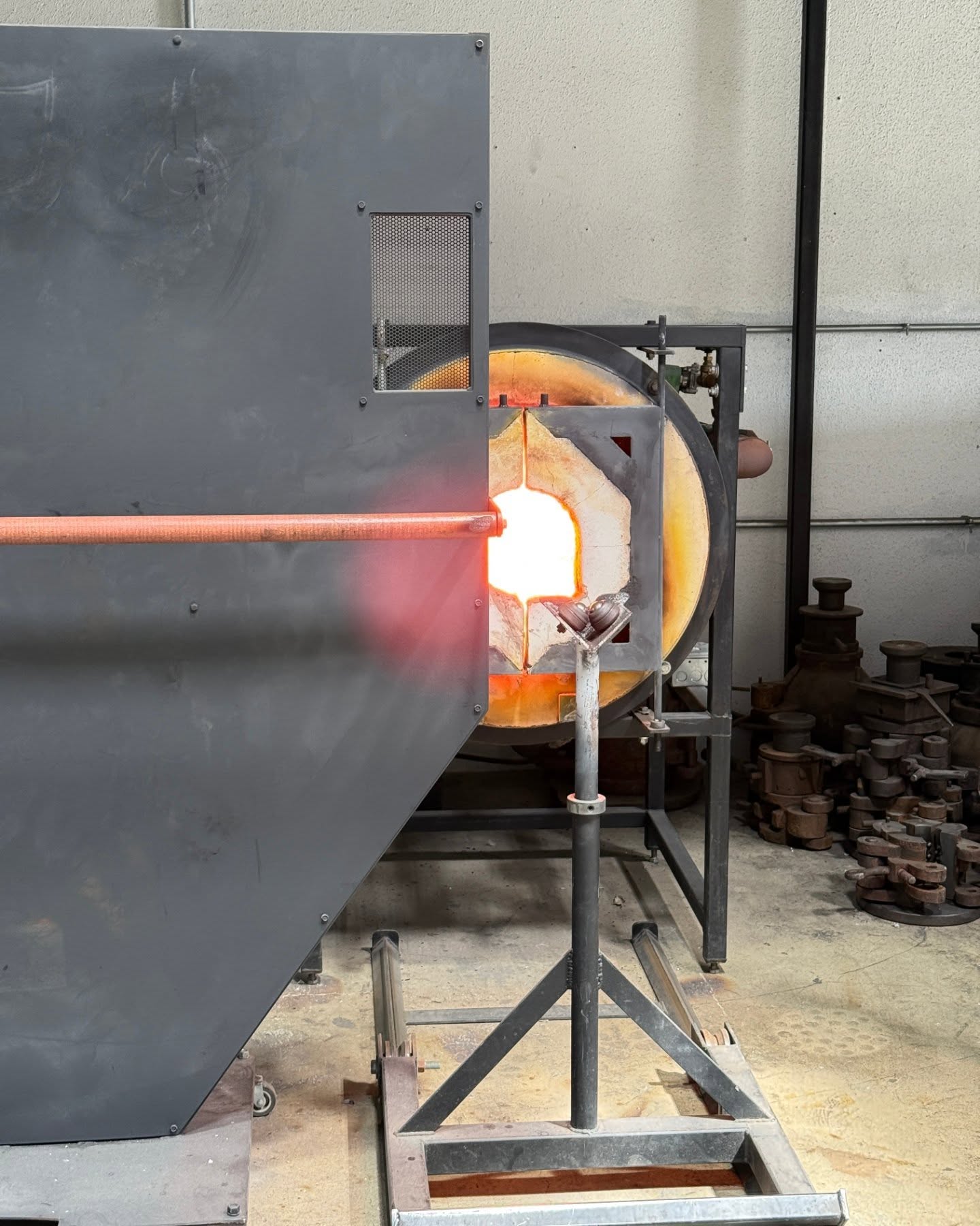 The time has come! Classes are open again and filling fast. We have 3 spots left open. Class starts May 15, runs 5 weeks, and now includes your own additional weekly lab slot to practice what you learned in class.
.
Link is in bio! Don't miss.
.
#glassblowing #classes #learning #intro #community