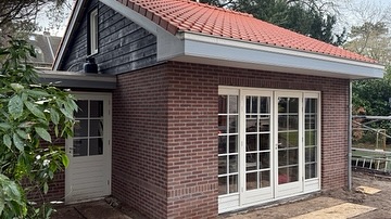 Wat is dit huisje leuk geworden😍
K Dekker bouw heeft onze kozijnen gebruikt om tot dit prachtige resultaat te komen. Er zijn dubbele deuren met zijlichten, Draaikiep ramen en een enkele deur uit onze vaste voorraad gebruikt. Zelf hebben zij bij het glas de roedes besteld, om een extra knusse uitstraling te krijgen.
Ben jij ook opzoek naar kozijnen? Kijk op onze website of stuur ons een berichtje voor de mogelijkheid. Wij hebben een grote voorraad met kozijnen, welk direct opgehaald kunnen worden!
#kozijnen #woning #woonideeën #wooninspiratie #huis #verbouw #bouwen