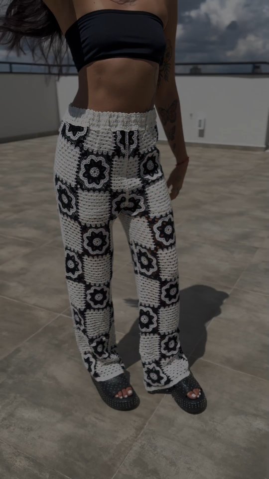 Calça Flora - disponível nos tamanhos P, M e G
Acesse nosso site e garanta já a sua 🥰
www.solunaclothingconcept.com.br