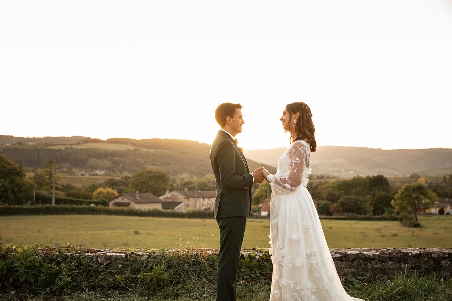 Photos de couple au Domaine de Lamartine @ledomainedelamartine 📸🌅
#photographemariage #photographemariagelyon #photographelyon #mariagelyon #weddinglyon #couplelyon #shootinglyon #lovephotography #photodamour #momentdamour #engagementphotos #shootingcouple #lovestory #couplegoals #naturalweddingphotography #fineartwedding #bohowedding #mariageauvergnerhonealpes #photographeauvergnerhonealpes