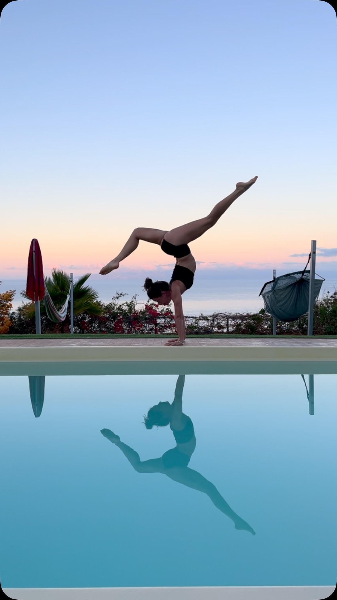 Every effortless handstand hides countless falls, failures, and doubts—just like this. But growth isn’t in perfection; it’s in the courage to fall, rise, and show up anyway. So stumble. Fail. Get back up. 🫶🏻
#handstandpractice #fail #growth #letsgetupsidedown