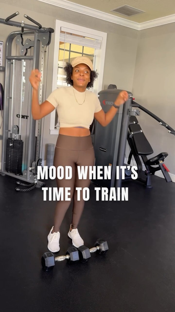 ✨Any guess to what song is playing??✨
Crush your lower body with this unilateral workout—perfect for evening out strength imbalances and building stability!
Details below👇
3 ROUNDS per leg
- 10 Kickstand Deadlift
- 15 Lateral Lunge Pulses
- 10 Split Squat
#strengthjourneyfitness #lowerbodystrength #glutesworkout #unilateraltraining #fitnessmotivation #gymworkout