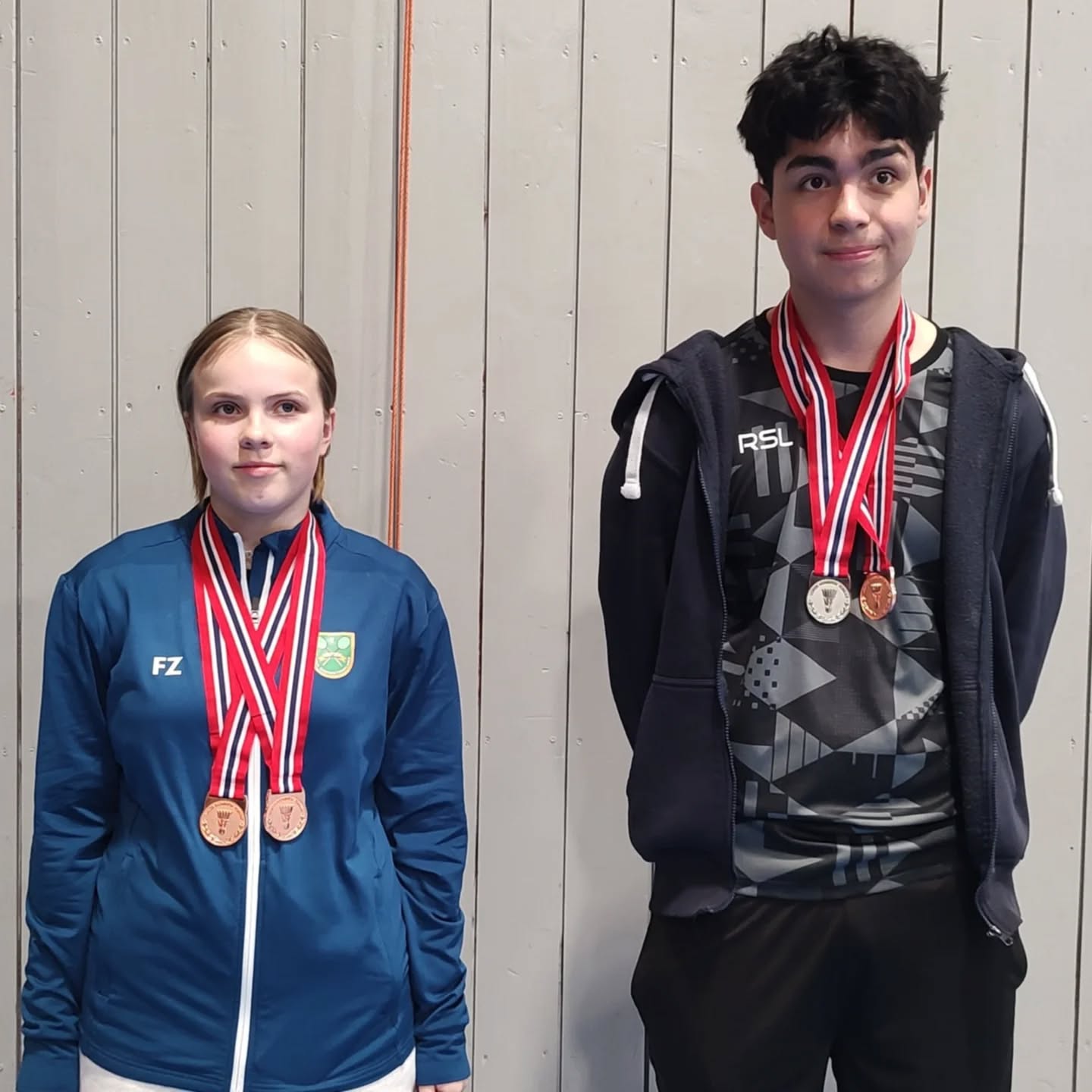 I helgen har det vært Ungdommens Badmintonmesterskap i Trondheim, og vi sendte en liten tropp med 5 spillere. Takket være disse to kom vi hjem med hele 4 medaljer :) Bryan Matland fikk sølv i HD og bronse i Miks u17, Mia Haugli fikk bronse i både singel og miks i u15. Fantastiske resultater av alle våre spillere, og vi gleder oss til å følge dere videre🏸🏸