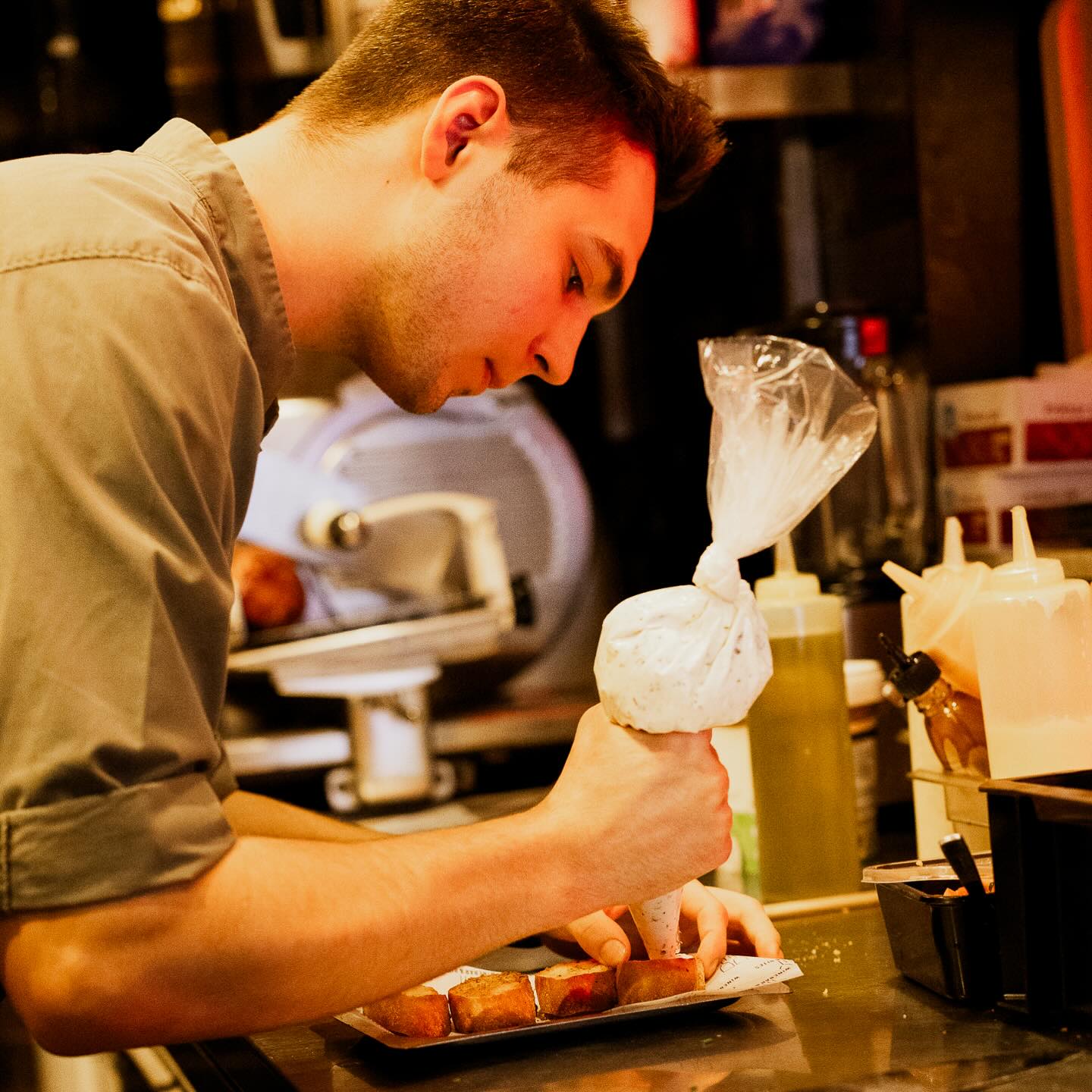 Something is cooking good looking. Nog maar een paar weken... Raad jij wat het gaat zijn? 🍷 🥖 ☕️
#weekend #wijn #winebarandbites #woerden #nieuweplannen