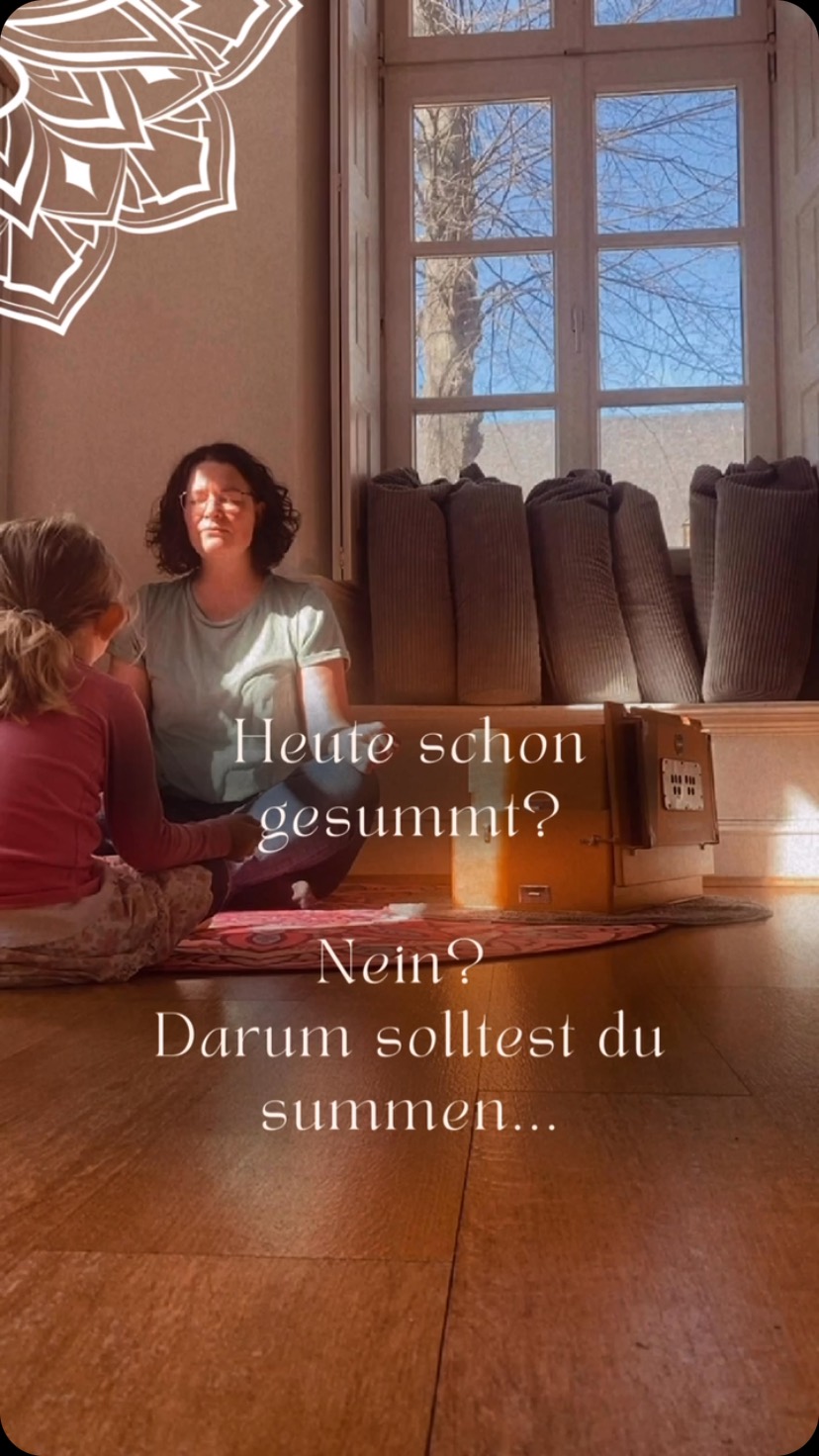 Die Wirkung von Summen wird meist unterschätzt, denn Summen hat eine beruhigende Wirkung auf unseren Körper und unseren Geist. Es beruhigt unser Nervensystem und senk den Cortisolspiegel.
Das Summen wirkt wie eine Mini-Massage auf deinen Körper, denn der Klang und die Vibration breiten sich in deinem Körper aus. Genauso kann die Vibration auch über gehen auf ein Baby, dass du im Bauch trägst oder auf deinem Arm. Beim Kinderyoga erlebe ich immer wieder wie ruhig die Kinder werden, wenn wir gemeinsam summen. Und es regt sogar die Oxytocin-Produkttion – Oxytocin ist das „Kuschelhormon“, dass unser Wohlbefinden seigert, Bindungen stären kann und senkt das Schmerzempfinden.
Also – Summen ist mega und jeder kann es. Du kannst es immer tun, auch wenn du nicht ganz entspannt im Yogaraum sitzt. Ganz egal ob du vor dich hin summst, deinem Kind ein Schlaflied vorsummst oder ein Om singst & summst. Es wirkt immer gleich. Probier es mal aus und erlebe wie es dich und dein Umfeld entspannen kann.
Auch gemeinsam Summen und Singen kann eine ganz besondere Stimmung erzeugen und uns zum Schwingen bringen.
Am 26.4. lade ich dich zu Cacao & Soul - Mantra ein - ein Cacao Ritual bei dem wir gemeinsam singen werden. Oder komm am 21.6. zum Mantra Circle. Die Termine & Infos findest du online oder in meiner Bio.
SUMMEN
ENTSPANNUNG
STIMME
BINDUNG
#Singkreis #stimme #summen #cacaoritual #frauenkreis #gemeinsamsingen #cacaozeremonie #mantracircle #mantra #kritan