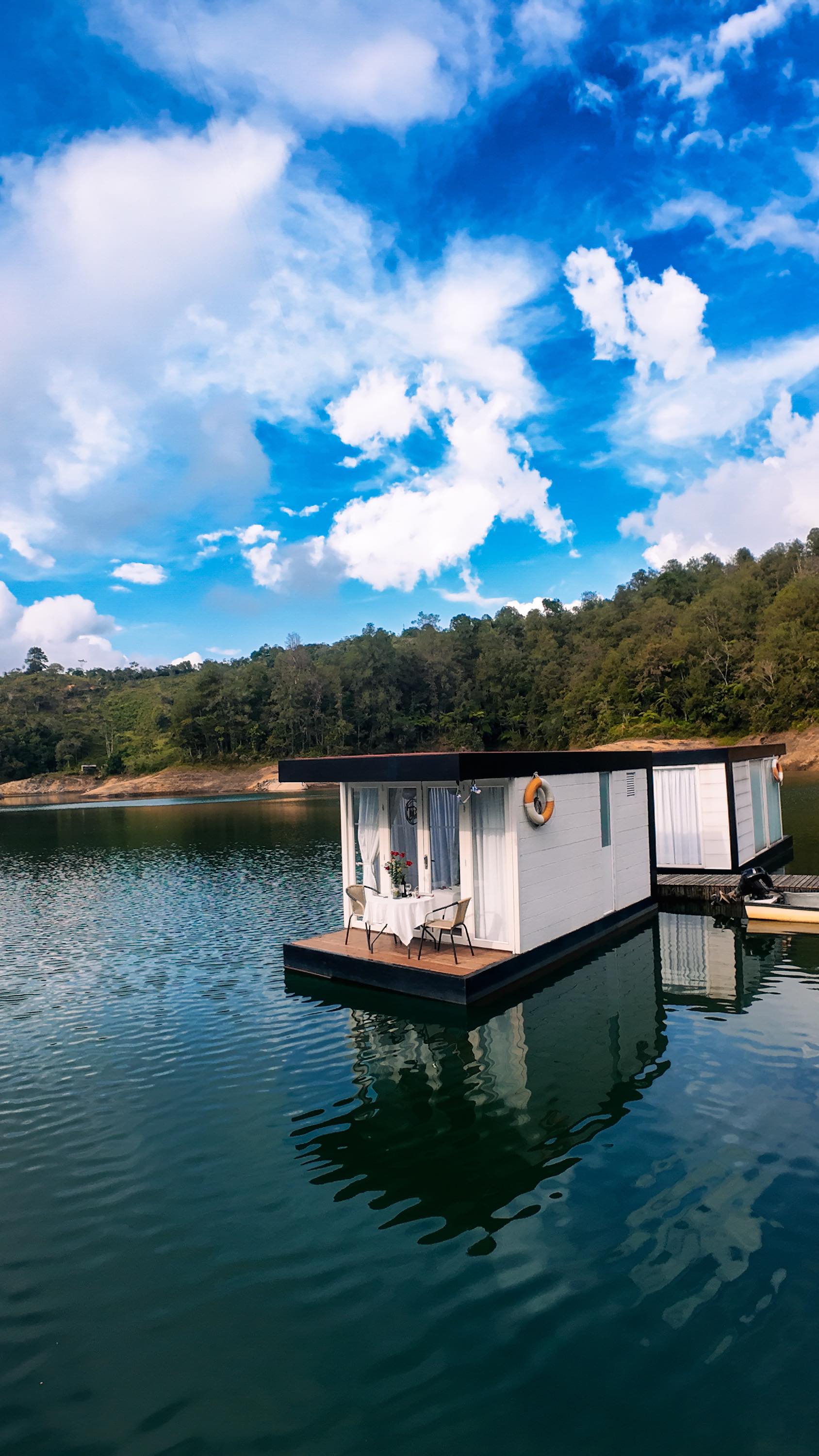 Imagina despertar en una cabaña flotante, rodeado de un paisaje que parece sacado de un sueño. En Hotel Pietrasanta, el paraíso es real y te está esperando. ¿Te animas a vivirlo? Reserva tu escapada perfecta hoy.