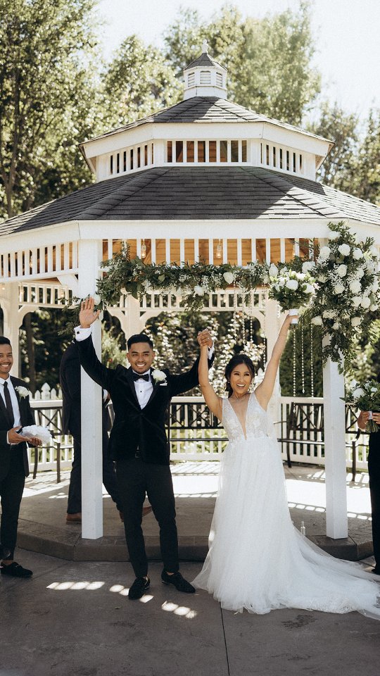 Cakey makeup isn’t your makeup artist’s fault—it’s all about skin prep! ❌
Your foundation should enhance your natural glow, not sit on your skin looking heavy or uneven. If your makeup appears cakey on your wedding day, the issue likely starts with skin prep—not the products your artist is using.
The good news? You can fix it! The way you care for your skin before makeup makes all the difference. A well-prepped base ensures everything sits beautifully, controls excess shine, and gives you that flawless, natural glow.
Why Brides Experience Cakey Foundation & How to FIX It! 👇
➡️ Dehydration? Prioritize skin hydration!
Dry skin grips foundation unevenly, leading to flaky or patchy makeup. If your skin is thirsty, makeup absorbs into dry areas instead of blending smoothly. Start hydrating inside and out months before your wedding for a naturally radiant complexion.
➡️ Oily Skin? Balance is key!
Excess oil can break down foundation, making it separate or settle into fine lines. Instead of over-powdering (which can backfire), focus on balancing your skin so makeup stays fresh and flawless all day long.
➡️ Dry Patches? Smooth and soften your skin!
Makeup clinging to rough areas? That’s dead skin buildup! Gentle exfoliation and hydration will create the perfect canvas for a seamless, airbrushed look.
✨ Pro Tip: The better you prep, the less makeup you need! Glowing skin is the secret to a picture-perfect, effortless bridal look. 💍💖