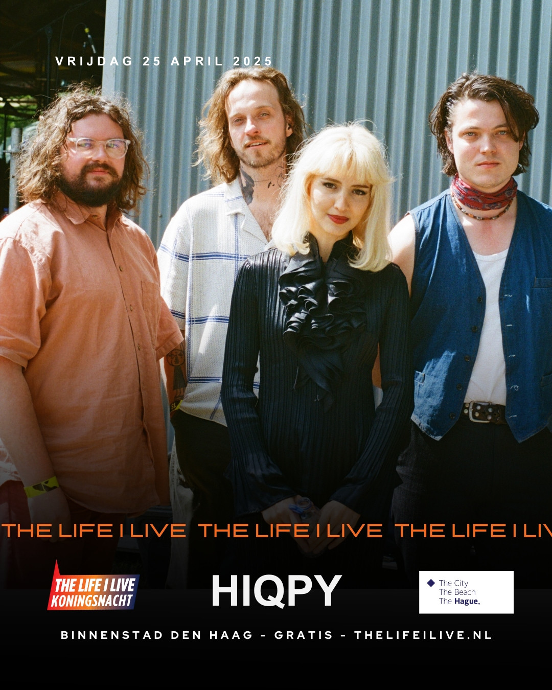 • Hiqpy x Life I Live – 25 april, Den Haag •
Wat als Kurt Cobain en Ariana Grande samen een Pokémon zouden krijgen? Dan krijg je Hiqpy – speels, eigenwijs en met een superkracht die fuzzy gitaren en galmende adlibs spuwt.
In 2023 bestormde de Amsterdamse indierockband als 3voor12 Talent de Popronde, met steeds lovendere recensies en een inbox vol interesse uit de industrie. Toen volgde een kwartier op Noorderslag 2024 – en dat was genoeg. NRC kopte: “Hiqpy is ineens the next big thing, terwijl er nog niets op Spotify staat.”
Dat moment leidde tot meer dan 40 festivalshows in 2024 – van Paaspop, Appelpop en Best Kept Secret tot Into The Great Wide Open, waar de hype alleen maar groeide. Ze wonnen de Zonneprijs, werden Record Store Day Talent en brachten een 7” LP uit die meteen een collectors item werd. Toch bleef Hiqpy lange tijd alleen live te beleven – tot nu.
Precies een jaar na Noorderslag dropt Hiqpy hun eerste single: Something, geproduceerd door Grammy Award-winnaar Danton Supple (Coldplay). Een track die gaat over de zoektocht naar balans tussen schaamte en nieuwsgierigheid, tussen culturele verwachtingen en de vrijheid om lief te hebben.
Oh, en die naam? Hiqpy betekent niks – en dus kan het alles zijn. Net als hun muziek.
📍 Binnenstad Den Haag
🫰🏼 Gratis
🎶 Vanaf 18:00
📷️ @sannesunet
#Hiqpy #LifeILiveFestival #DenHaag #Koningsnacht2025 #IndieRock #Popronde