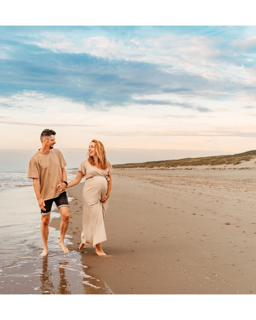 โจ ๐ง๐๐๐ฆ ๐๐ฆ ๐ฌ๐ข๐จ๐ฅ ๐ฆ๐๐๐ก โจ
Een strandshoot is zoveel meer dan een paar mooie fotoโs. Het is een ervaring. De frisse zeelucht, het warme zand onder je voeten, het gouden licht dat alles nรฉt dat beetje magischer maakt. Het is een avond waarop je even helemaal samen bent, geniet van het moment en herinneringen maakt die een leven lang meegaan. ๐๐
๐๐ป ๐ป๐ ๐ถ๐ ๐ต๐ฒ๐ ๐ฝ๐ฒ๐ฟ๐ณ๐ฒ๐ฐ๐๐ฒ ๐บ๐ผ๐บ๐ฒ๐ป๐. Het ๐ด๐ผ๐๐ฑ๐ฒ๐ป ๐๐๐ฟ๐๐ท๐ฒ valt precies tussen ๐ต๐ฎ๐น๐ณ ๐ด ๐ฒ๐ป ๐ต๐ฎ๐น๐ณ ๐ต, waardoor het strand baadt in dat dromerige, zachte licht. Dit is dรฉ kans om jezelf en je geliefden vast te laten leggen op een manier die puur en echt voelt.
๐ ๐ช๐ฎ๐ ๐บ๐ฎ๐ฎ๐ธ๐ ๐ฑ๐ฒ๐๐ฒ ๐๐ต๐ผ๐ผ๐ ๐๐ผ ๐๐ฎ๐ฎ๐ฟ๐ฑ๐ฒ๐๐ผ๐น?
โ๏ธ ๐๐๐ฃ ๐๐ค๐ข๐ฅ๐ก๐๐ฉ๐ ๐๐ง๐ซ๐๐ง๐๐ฃ๐ โ ontspannen, spontaan en zonder ongemakkelijke poses. Ik begeleid je door het moment heen, zodat jij alleen maar hoeft te genieten.
โ๏ธ ๐ฟ๐ ๐๐๐ก๐ ๐๐๐ก๐๐ง๐๐ (50-60 fotoโs) โ geen keuzestress, je krijgt gewoon รกl jullie prachtige beelden! ๐ธ
โ๏ธ ๐๐ง๐๐ฉ๐๐จ ๐ข๐๐ฃ๐-๐๐ก๐๐ช๐ข โ een tastbare herinnering, perfect als cadeau voor je ouders, opa & oma of gewoon voor jezelf! ๐
โ๏ธ ๐๐ฃ๐ซ๐๐ง๐๐๐ฉ๐๐ก๐๐๐ ๐ ๐๐ซ๐ค๐ฃ๐ ๐๐๐ฃ ๐ฏ๐๐ โ denk aan lachen, rennen door het zand, samen de zon in de zee zien zakken ๐
โ๏ธ ๐๐๐ง๐จ๐ค๐ค๐ฃ๐ก๐๐๐ ๐ ๐๐๐ฃ๐๐๐๐๐ฉ โ ik neem de tijd voor jullie, denk met jullie mee en zorg dat het รฉcht bij jullie past.
๐ฌ ๐ช๐ฎ๐ ๐ฎ๐ป๐ฑ๐ฒ๐ฟ๐ฒ๐ป ๐๐ฒ๐ด๐ด๐ฒ๐ป?:
"Floor is een gedreven en enthousiaste fotograaf, je merkt dat dit haar passie is. Wij voelden ons direct op ons gemak door haar. Niets is te gek en ze helpt je meedenken. Haar kracht ligt in het spelen met licht en de details! Dankzij Floor hebben wij prachtige herinneringen aan onze zwangerschap."
๐ข EXCLUSIEVE STRANDDEAL โ ALLEEN IN APRIL & MEI! ๐ข
Normaal betaal je voor een strandshoot โฌ499,- + โฌ70,- reiskosten. Maar als je in april of mei boekt, krijg je de reiskosten cadeau! ๐โจ (Niet geldig op minishoots.)
โก Dit is tijdelijk en de plekken zijn beperkt. Wil jij deze kans niet mislopen? Boek nu en laat mij jouw mooiste herinneringen vastleggen! โจ
๐ ๐ฆ๐๐๐๐ฟ ๐บ๐ฒ ๐ฒ๐ฒ๐ป ๐ฏ๐ฒ๐ฟ๐ถ๐ฐ๐ต๐๐ท๐ฒ om jouw strandshoot te reserveren!