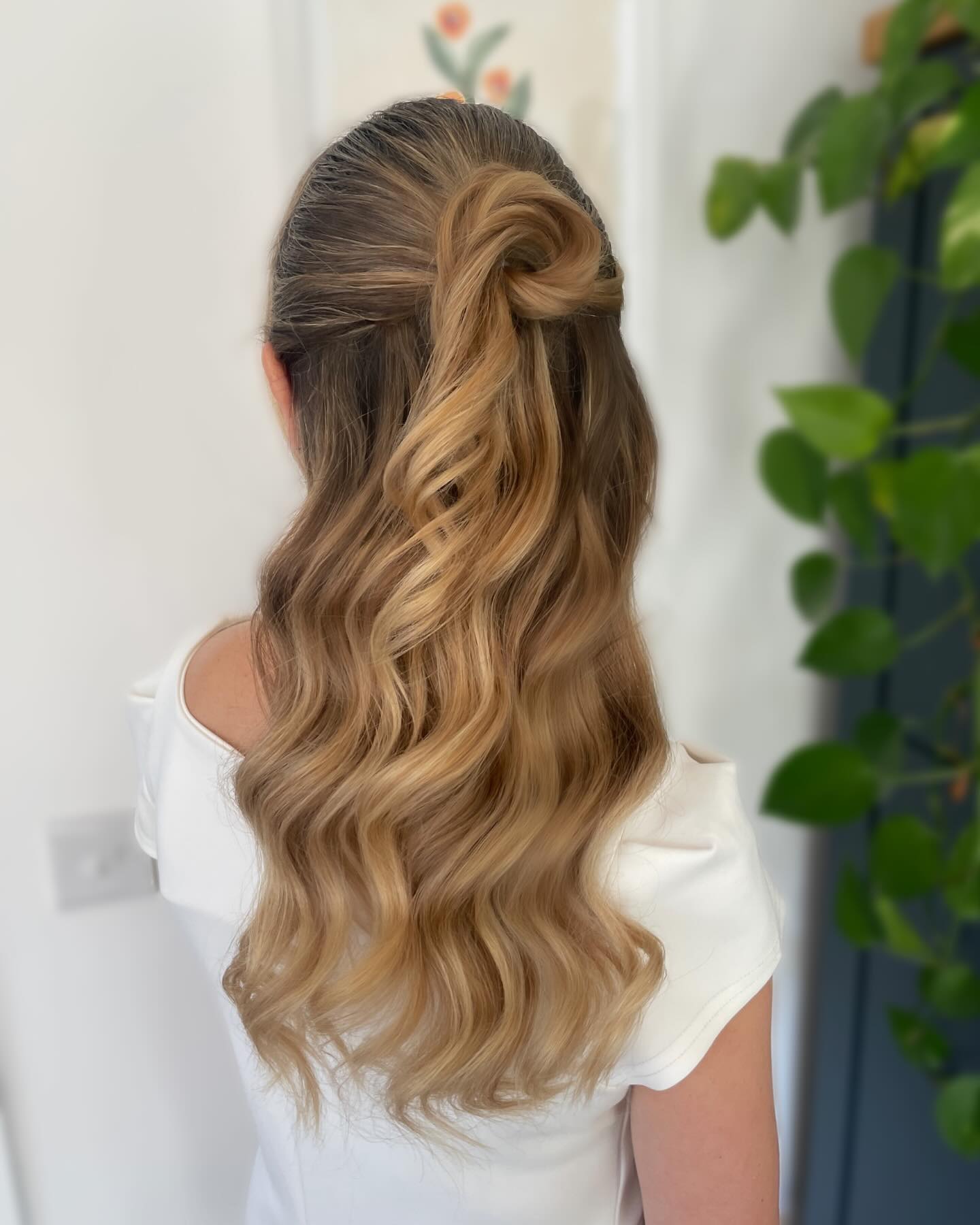 In love with this hair ❤️ and loved creating it today on the lovely Ania ☺️
#hairbyme #halfuphalfdownhairstyle❤️ #halfup #hairstylist #surreyhair #weddinghair #weddinghairstylist #weddinghairinspo #bridalhairandmakeup #bridalhair #softwaves #halfupbun #bun #blondehair #beautifulhair #naturalhair